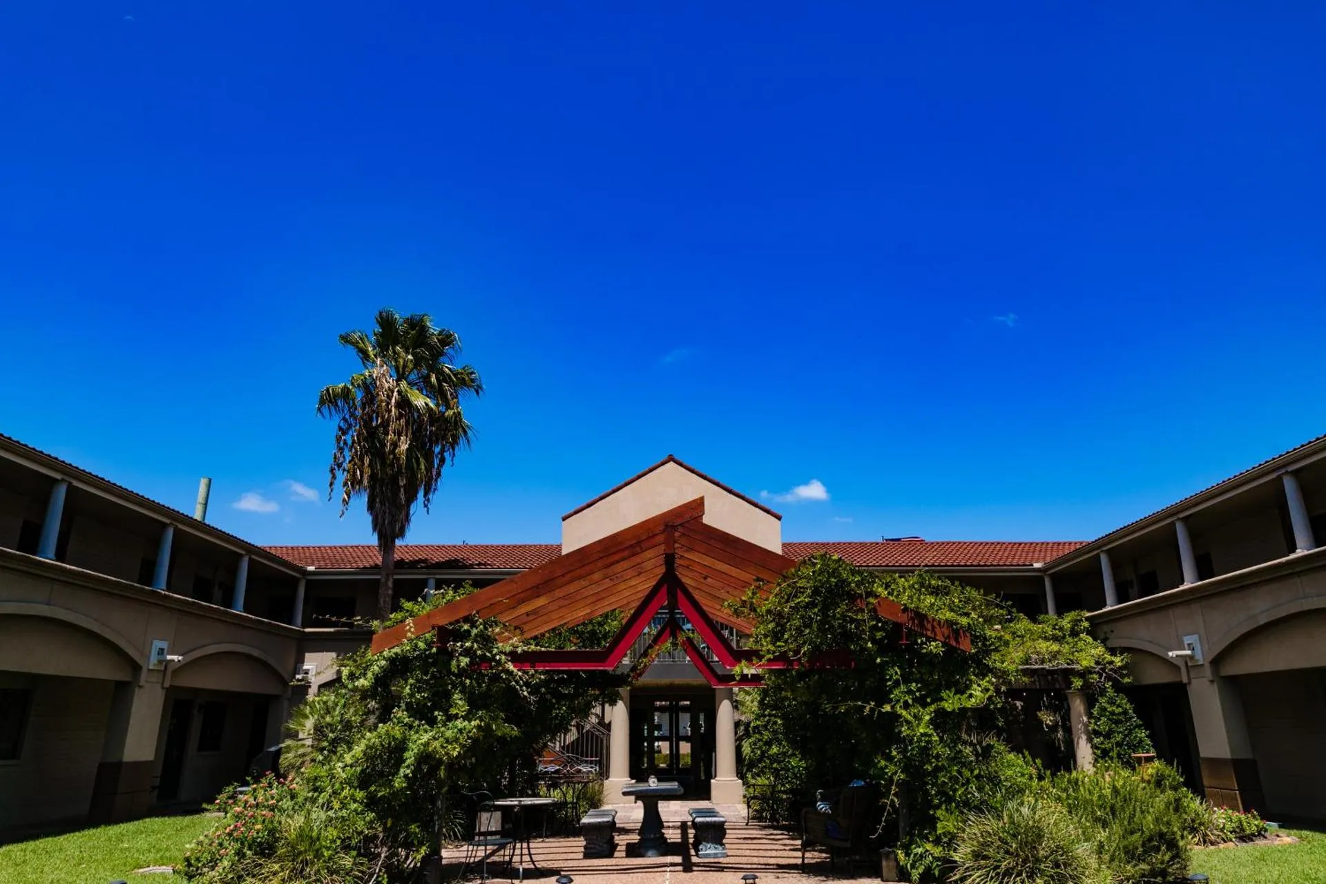 Vineyard Court Designer Suites Hotel