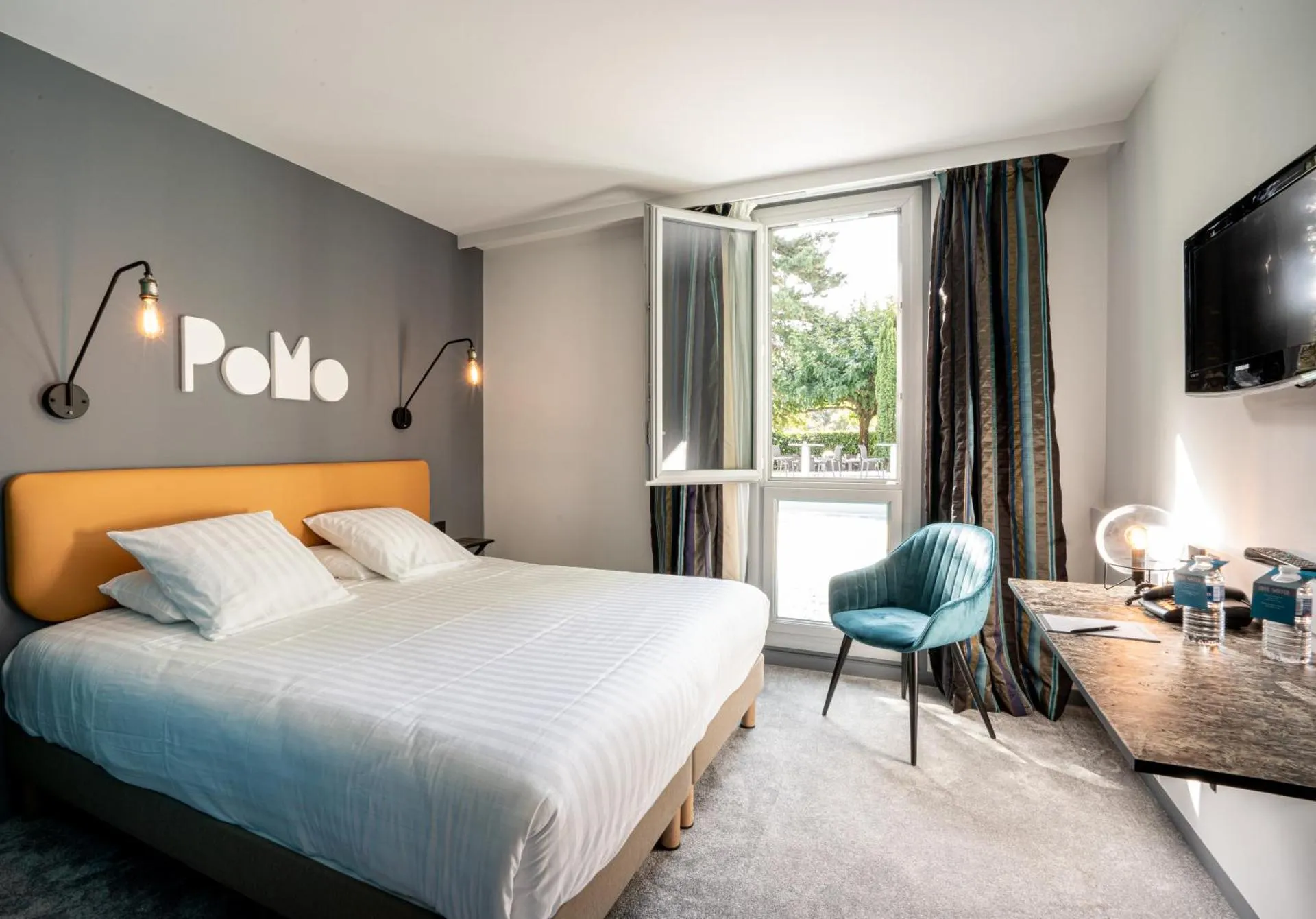 Dog Friendly Hotel $Échirolles - $PoMo Hôtel & Restaurant