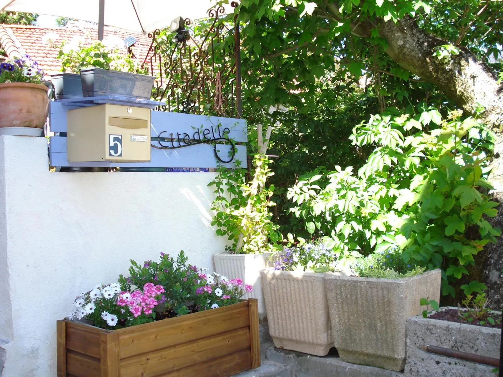 Dog Friendly Bed and breakfast $LʼHospitalet-du-Larzac - $La Citadelle