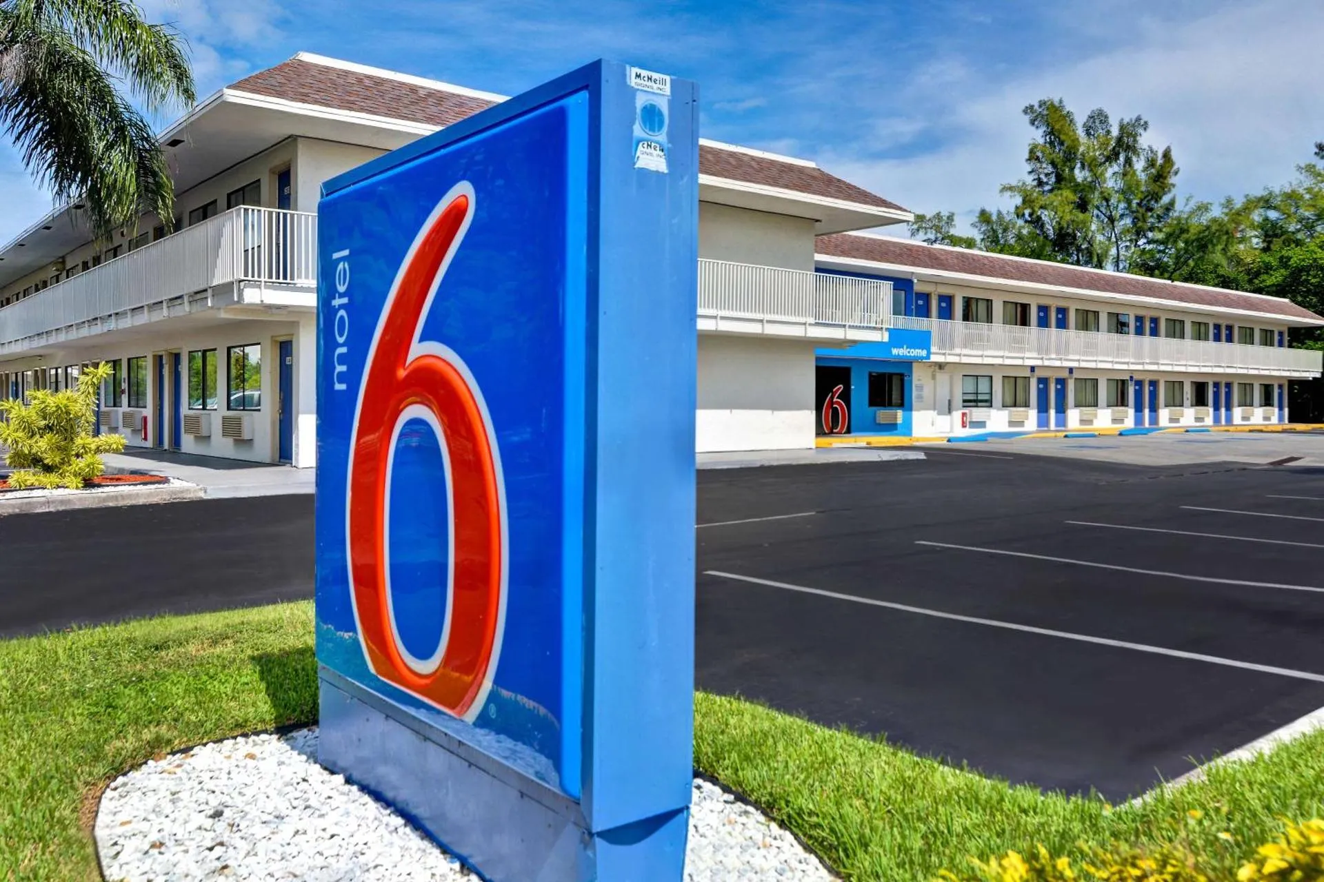 Dog Friendly Hotel $Dania Beach - $Motel 6 Dania Beach