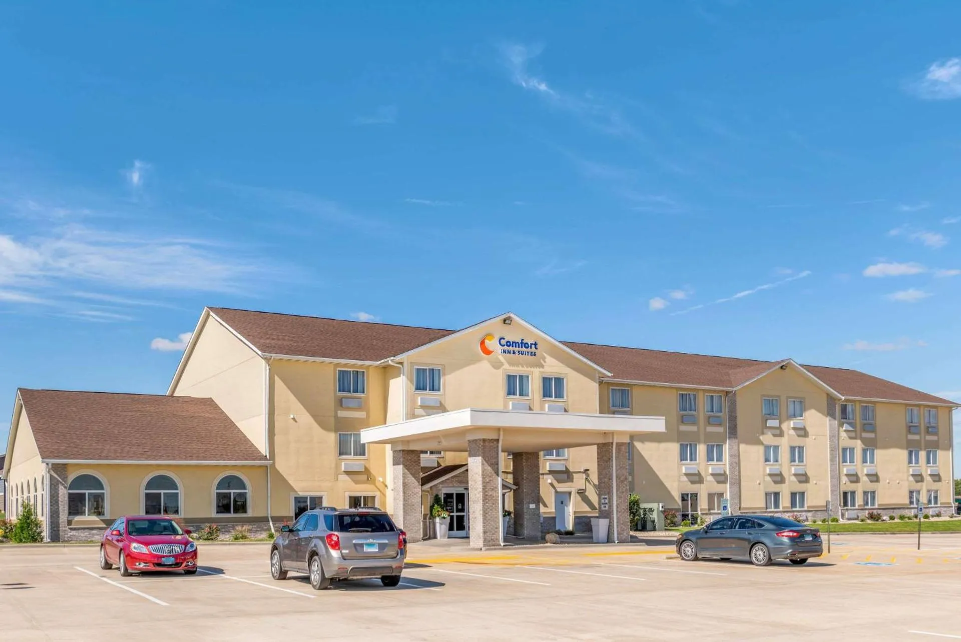 Dog Friendly Hotel $Lincoln - $Comfort Inn & Suites near Route 66 Award Winning Gold Hotel 2021