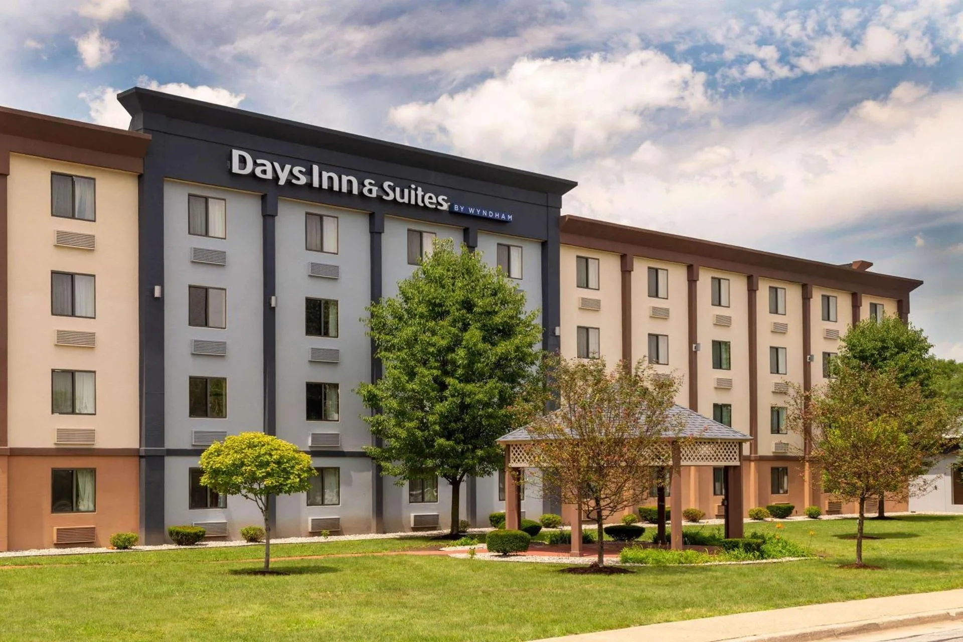 Dog Friendly Hotel $Hammond - $Days Inn and Suites by Wyndham Hammond, IN