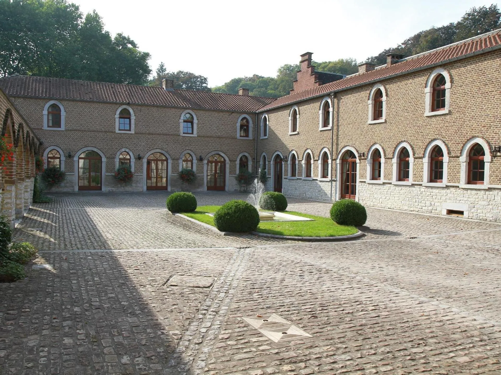 Dog Friendly Hotel $Huy - $Hôtel - Ferme du Château d'Ahin