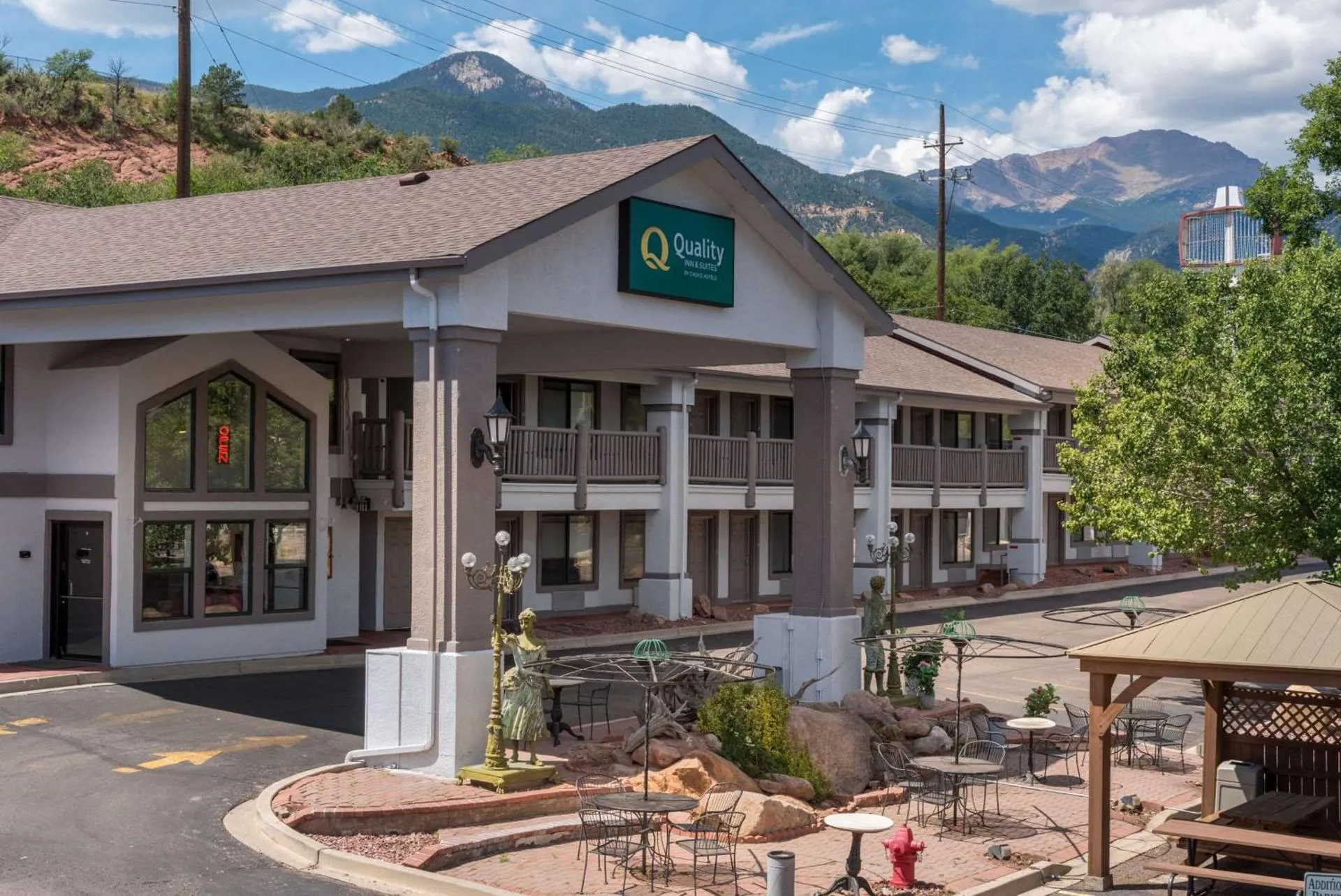 Econo Lodge Inn & Suites