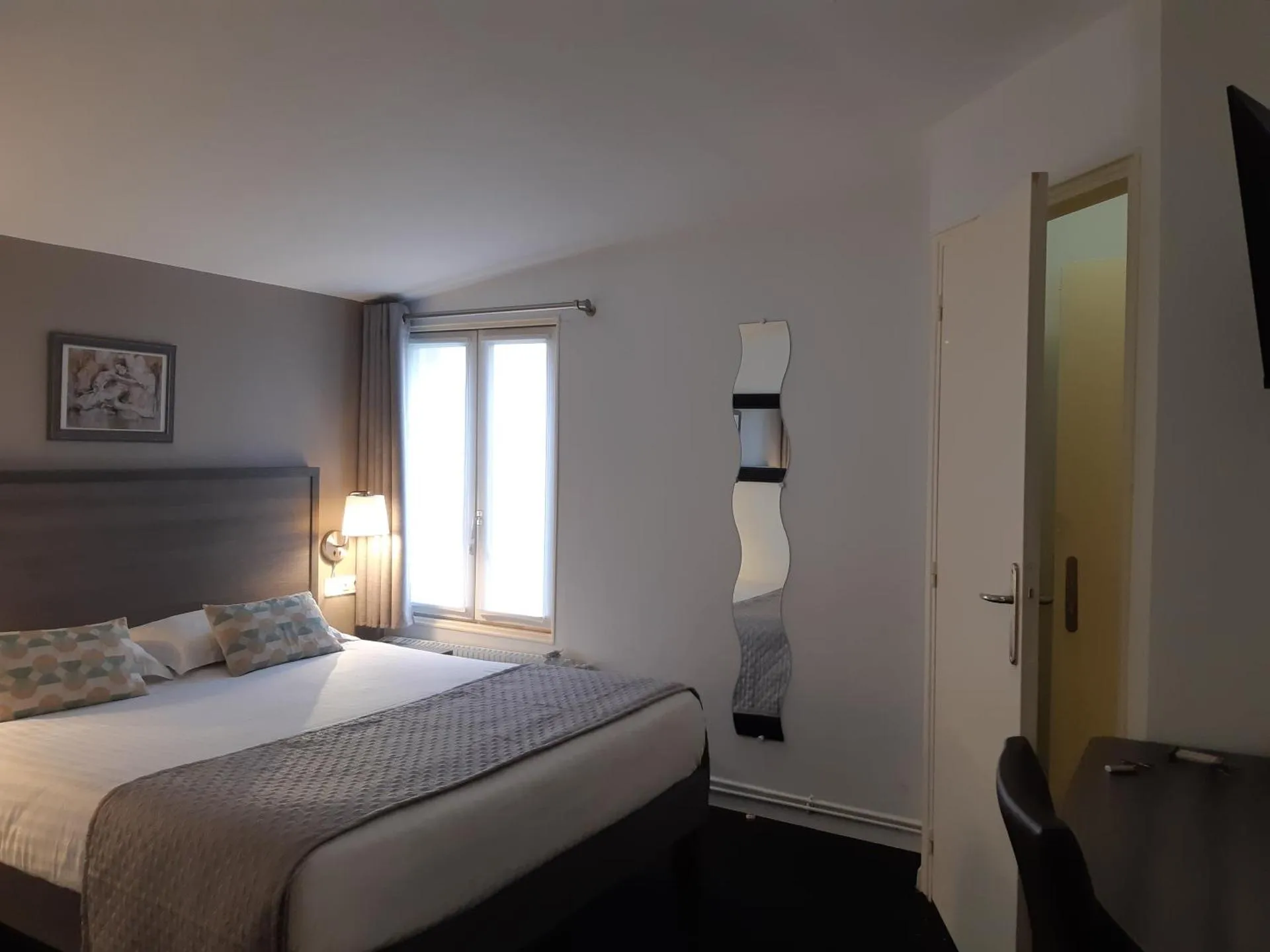 Dog Friendly Hotel $Saint-Cyr-lʼÉcole - $Aerotel Versailles Saint Cyr - L'étape du Silence
