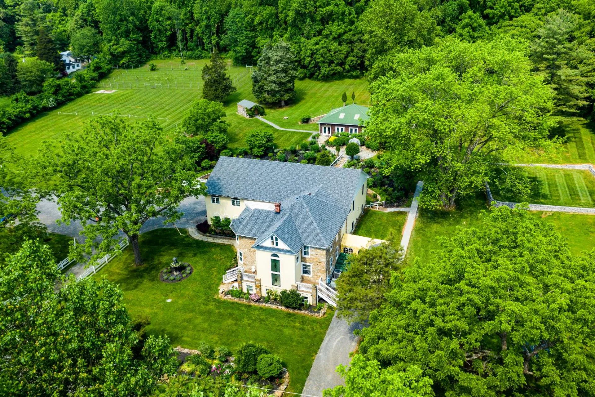 Stone Manor Boutique Inn