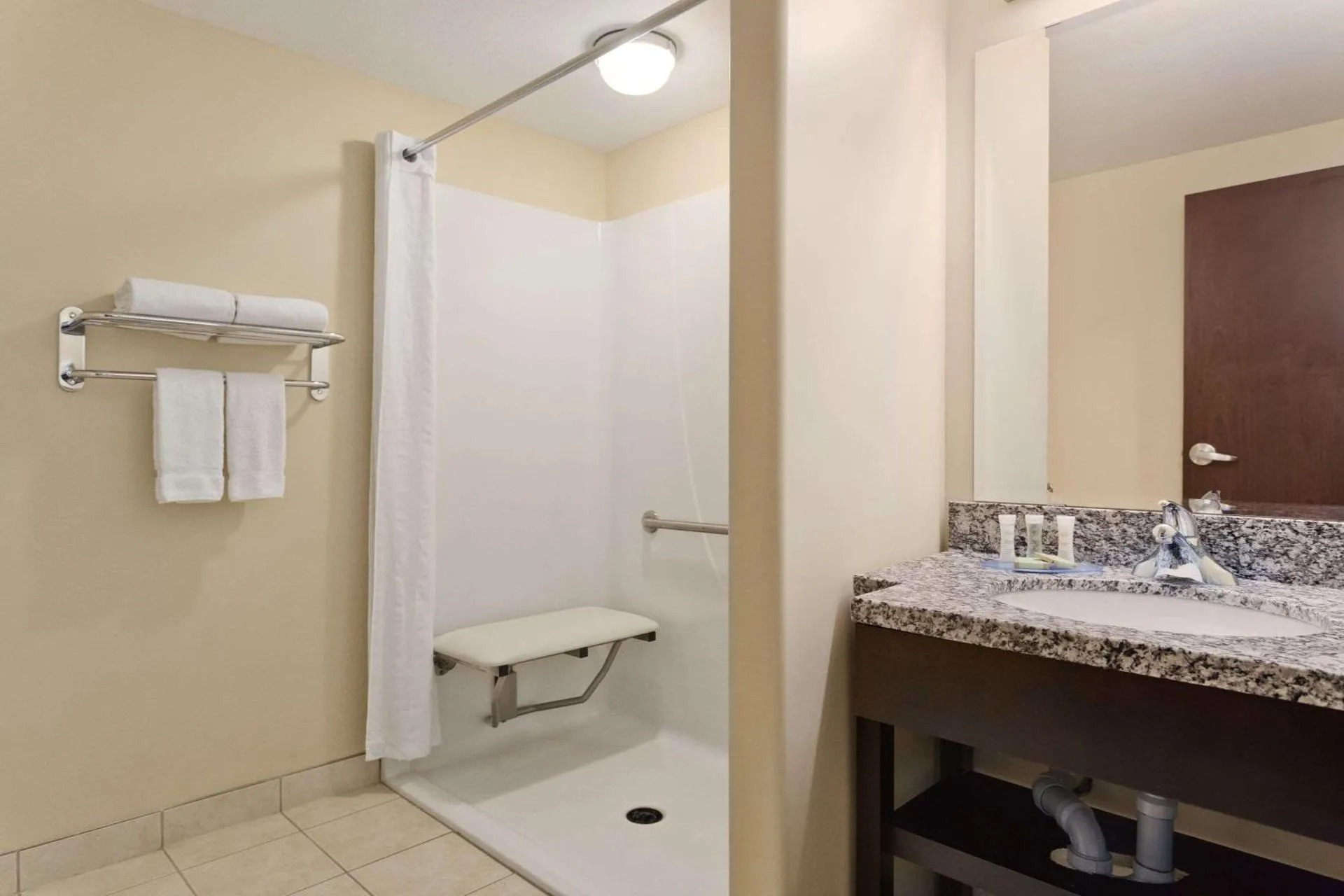 Dog Friendly Hotel $Saskatoon - $Super 8 by Wyndham Saskatoon Near Downtown