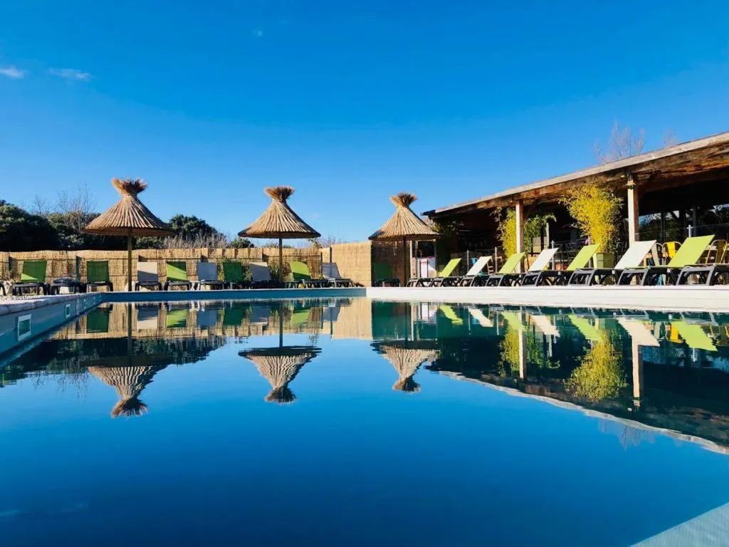 Dog Friendly Hotel $Richerenches - $Lodges en Provence - Ecogîtes & Restaurant insolites