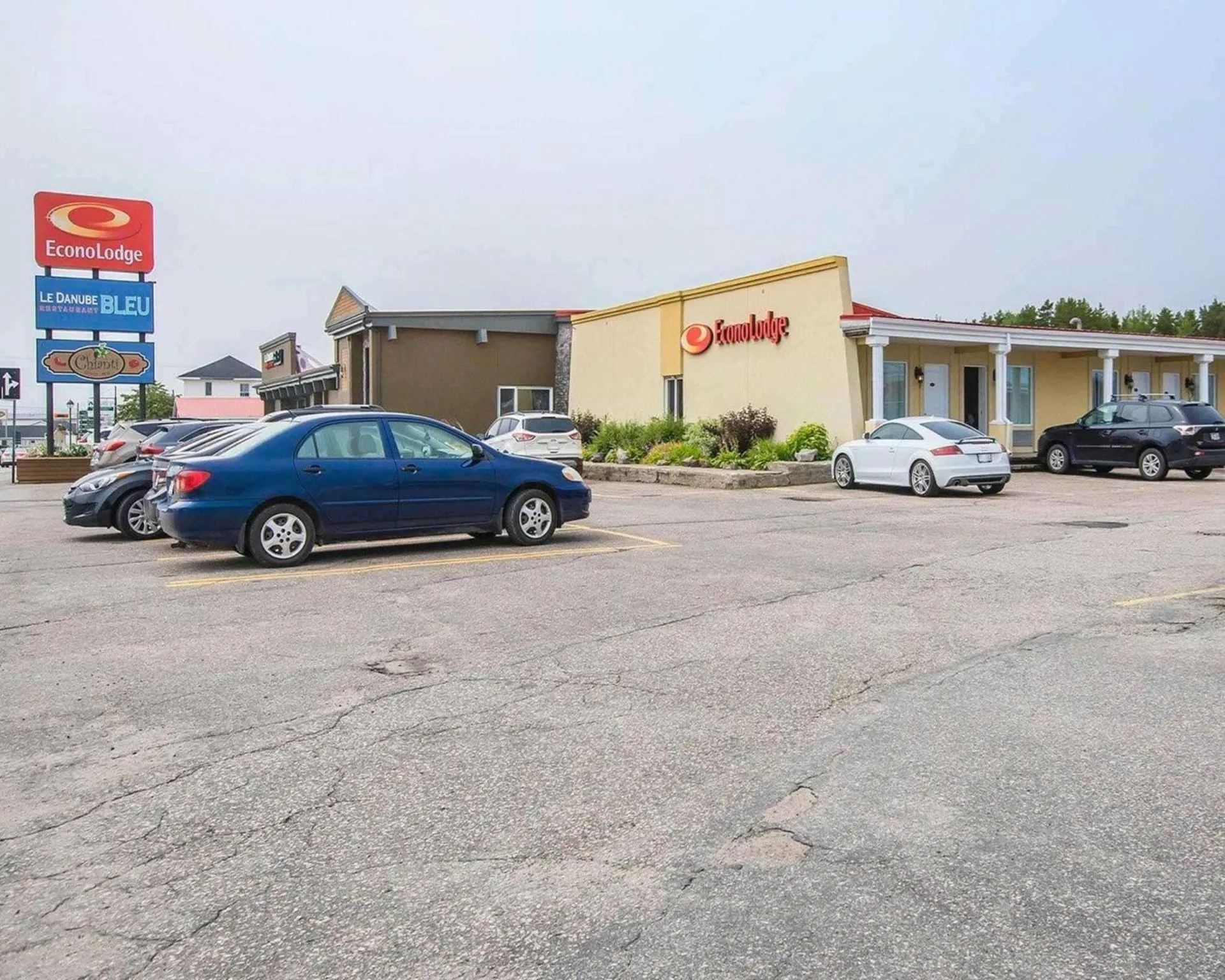 Dog Friendly Hotel $Forestville - $Econo Lodge Forestville