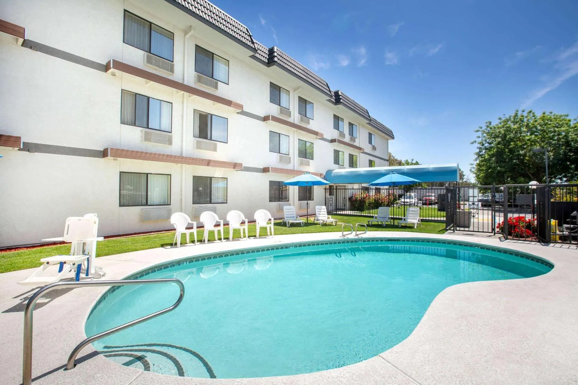 Dog Friendly Hotel $Woodland - $Days Inn by Wyndham Woodland