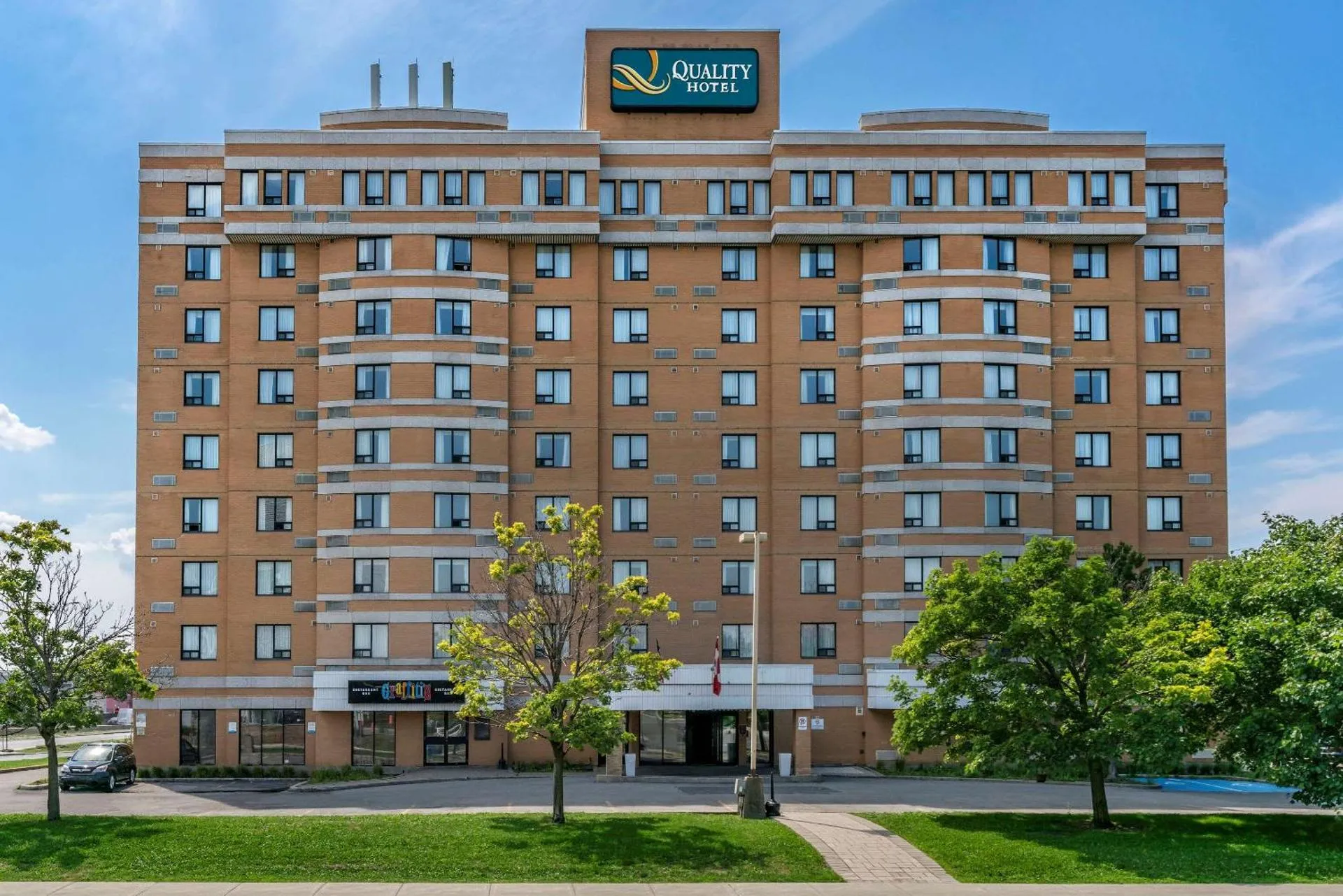 Dog Friendly Hotel $Montréal - $Quality Inn and Suites Montreal East