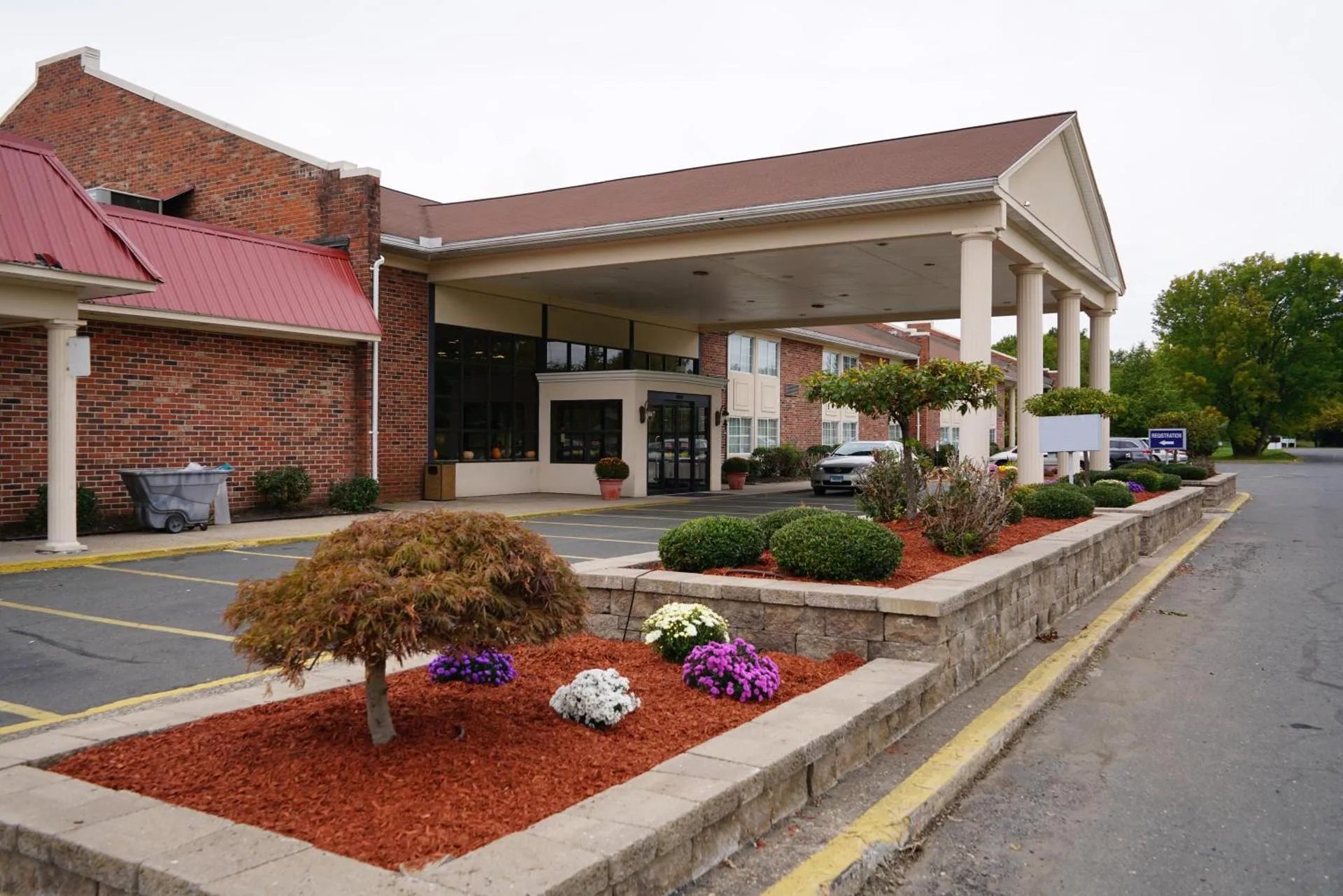 Dog Friendly Hotel $East Windsor - $Rodeway Inn & Suites Bradley Airport