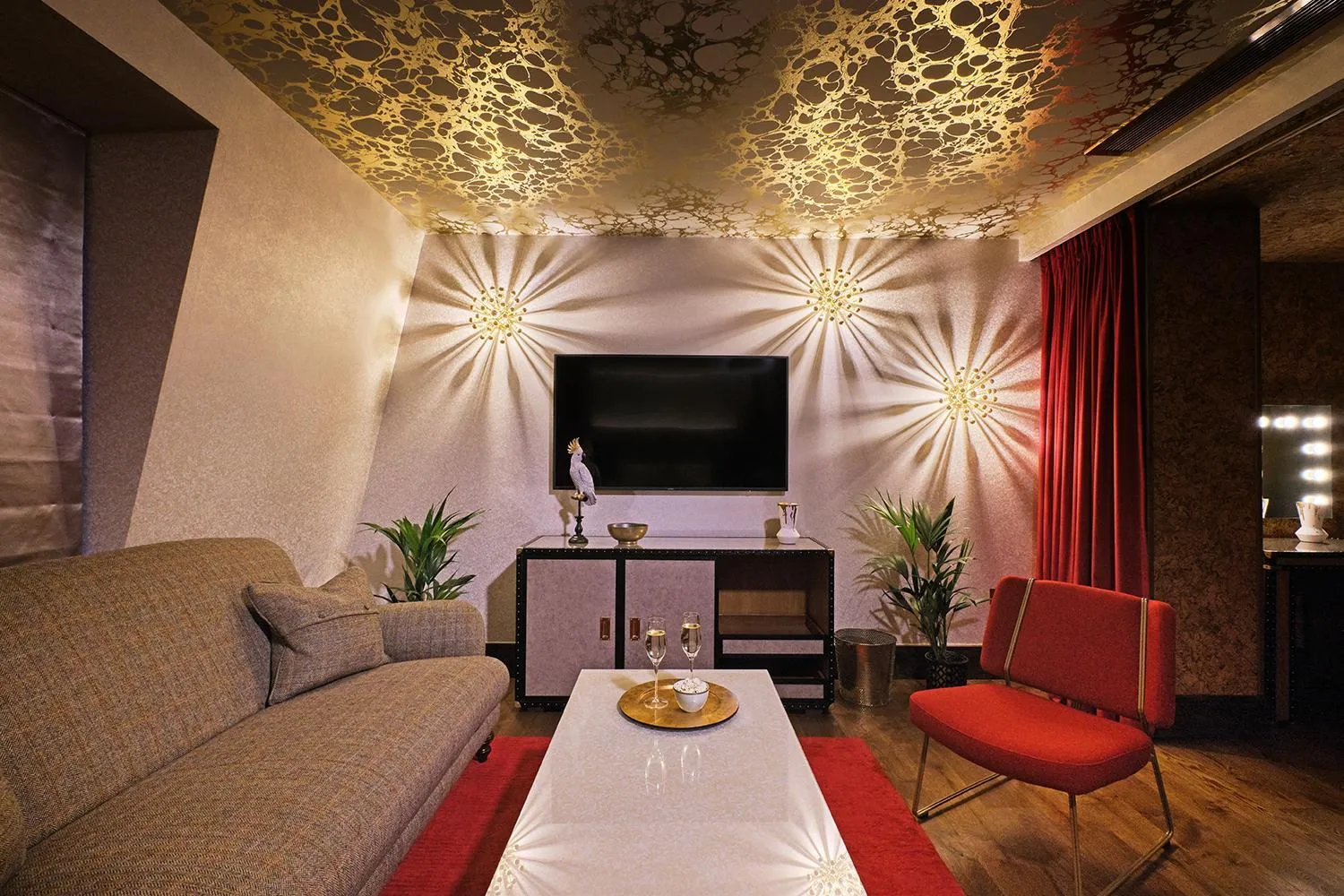 Dog Friendly Hotel $London - $Megaro Hotel