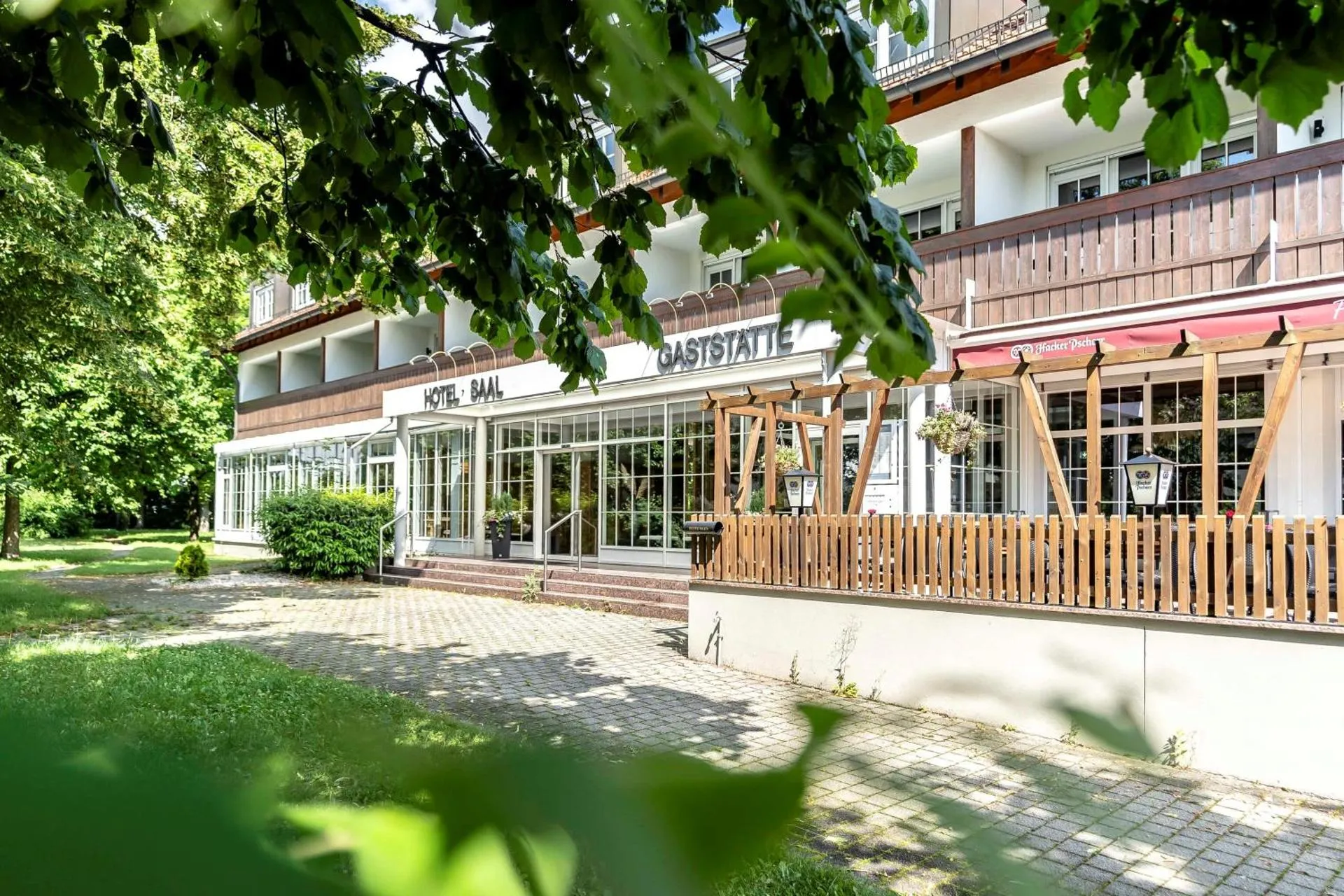 Dog Friendly Hotel $Munich - $Feldmochinger Hof