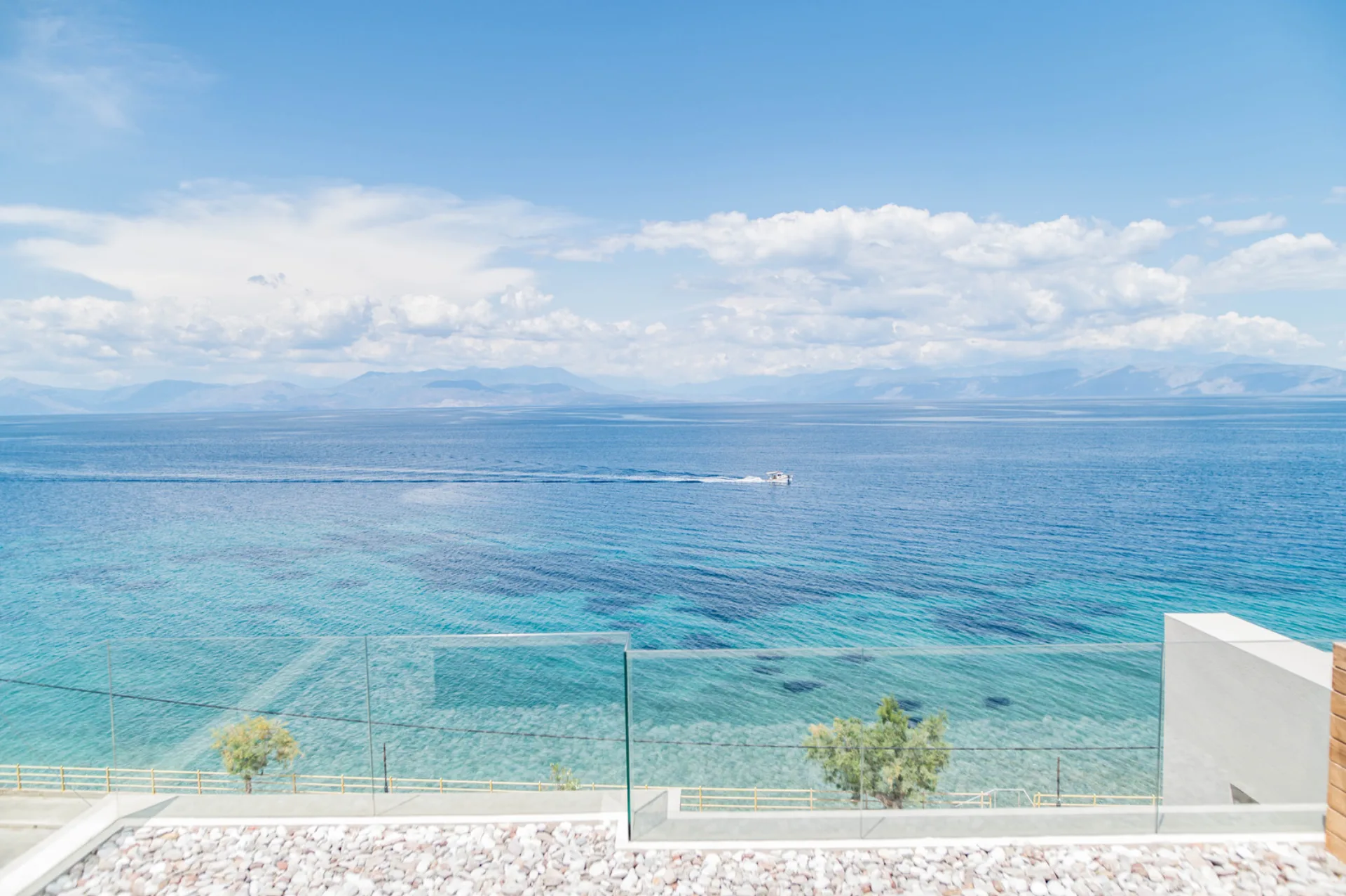 Alissachni SeaSide Hotel, a dog friendly hotel in Mávra Lithária