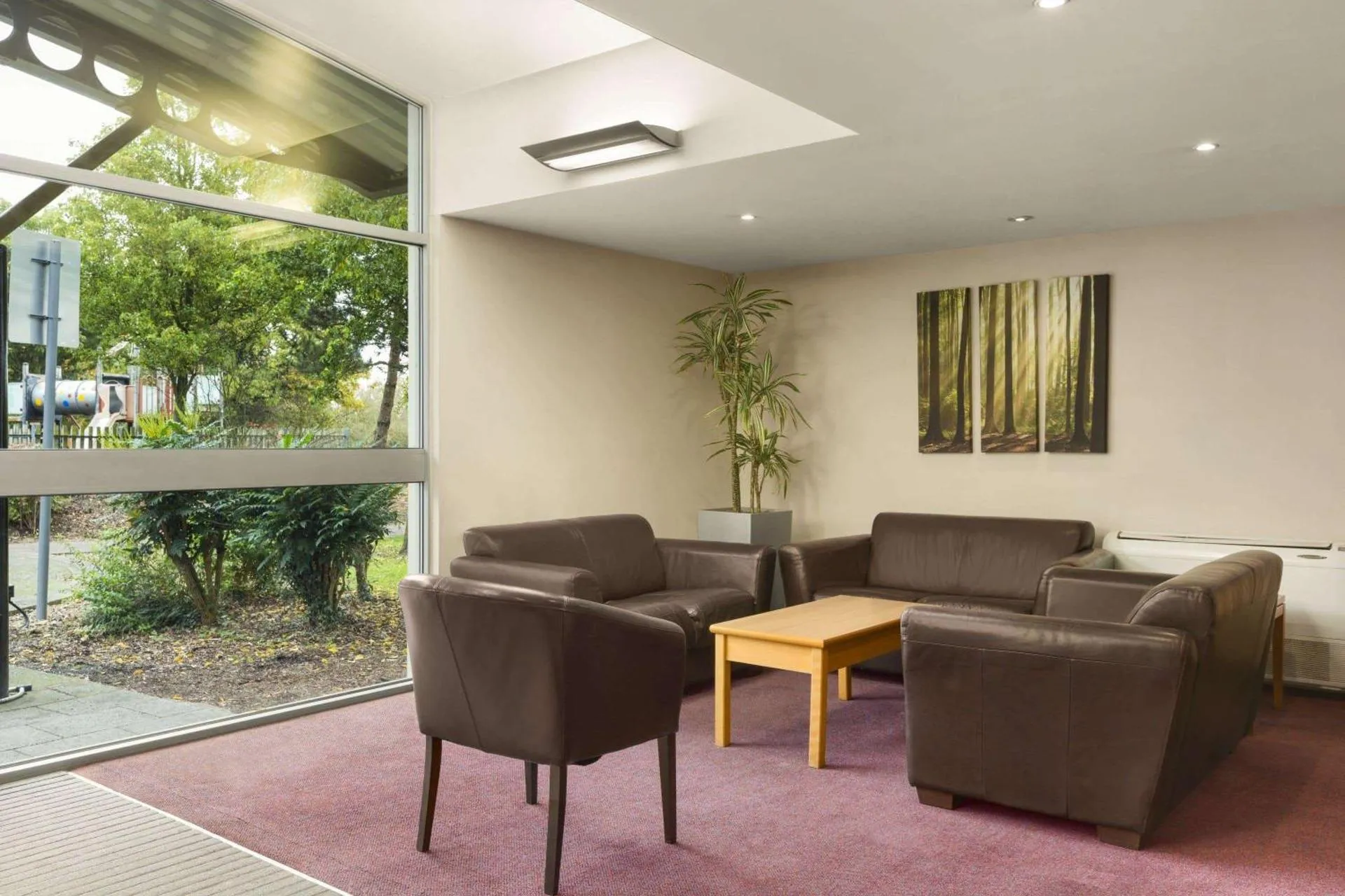Dog Friendly Hotel $Potters Bar - $Ramada London South Mimms