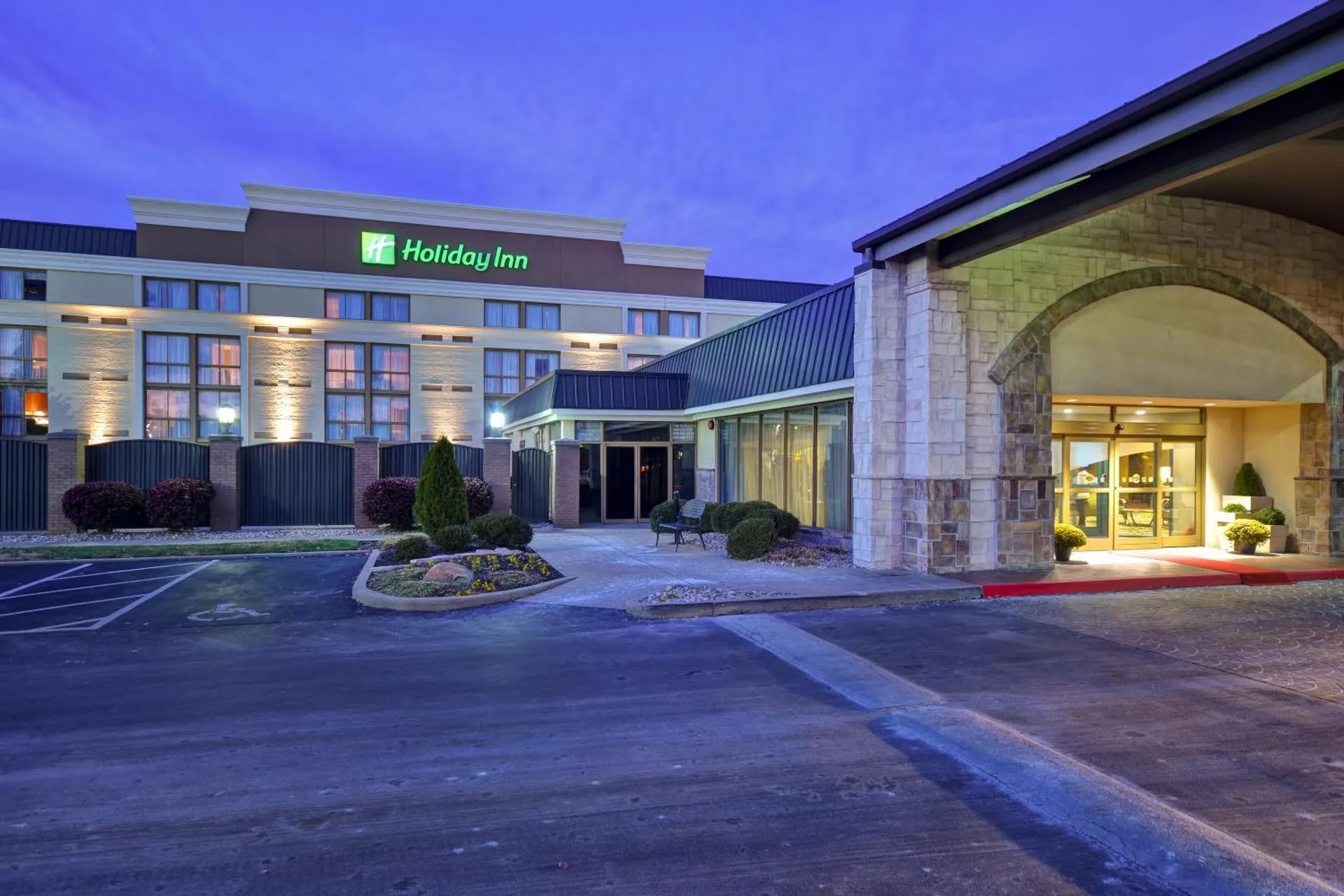 Holiday Inn Cincinnati-Riverfront, an IHG Hotel