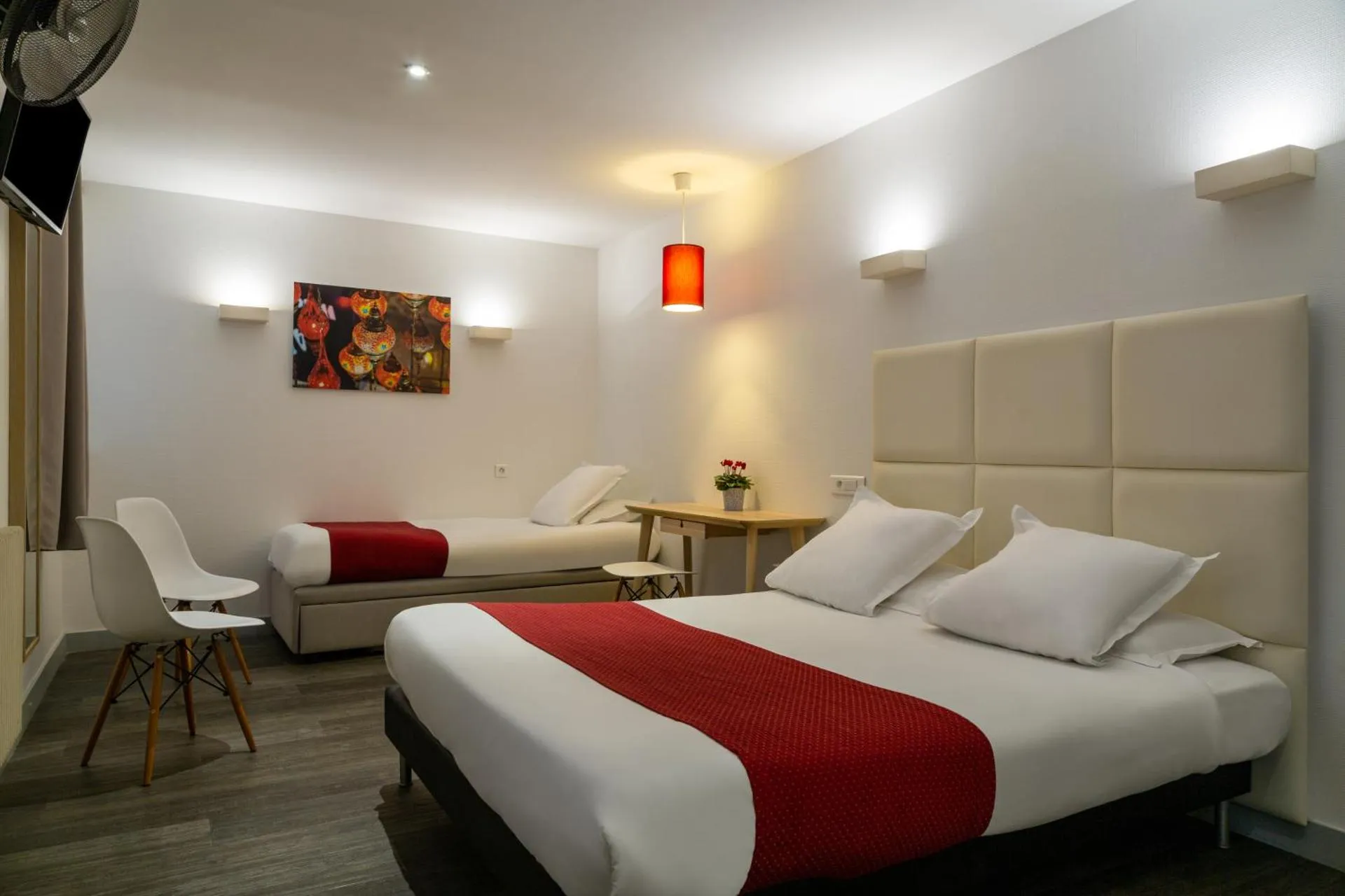 Dog Friendly Hotel $Paris - $The Originals City, Hôtel Lecourbe, Paris Tour Eiffel (Inter-Hotel)