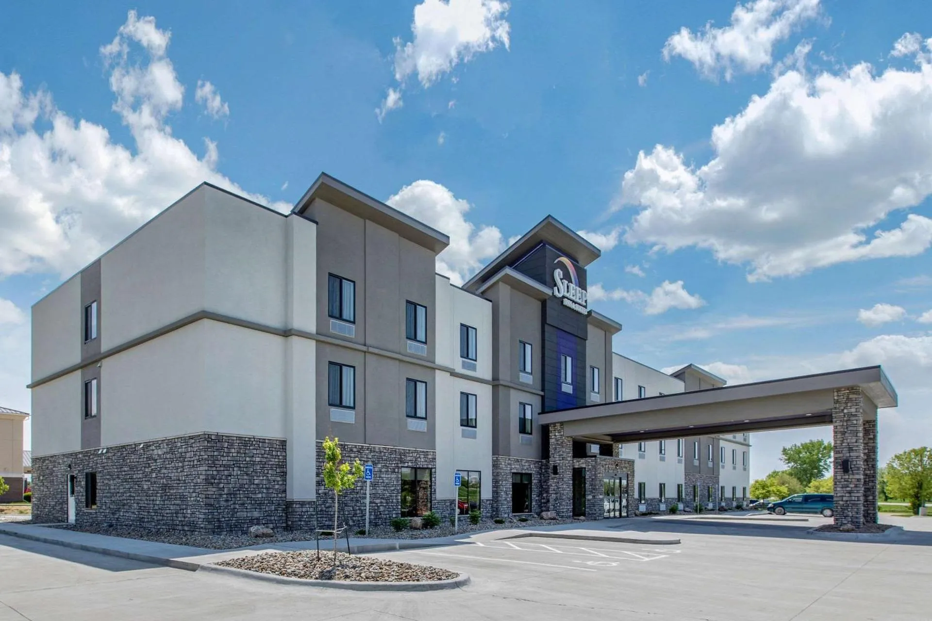 Dog Friendly Hotel $Ankeny - $Sleep Inn & Suites Ankeny - Des Moines