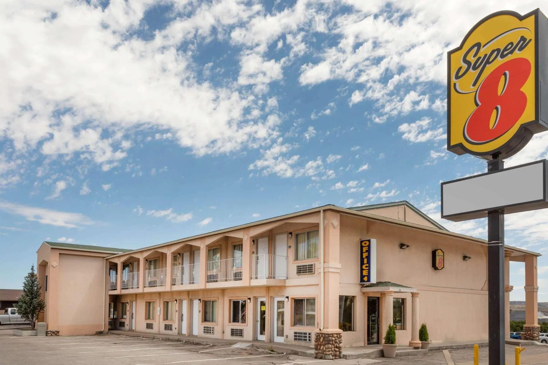 Dog Friendly Hotel $Evanston - $Super 8 by Wyndham Evanston