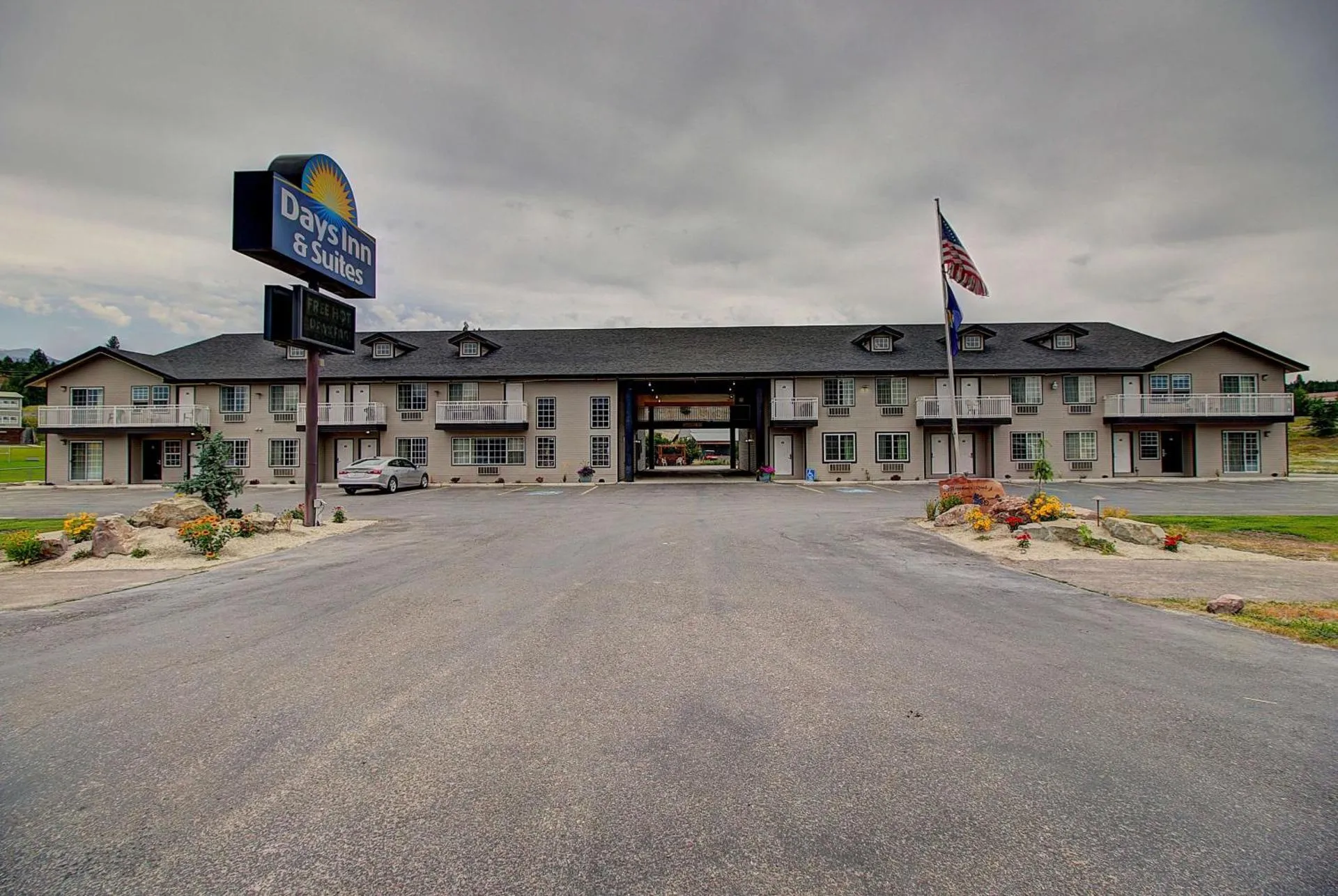 Dog Friendly Hotel $Lolo - $Days Inn & Suites by Wyndham Lolo