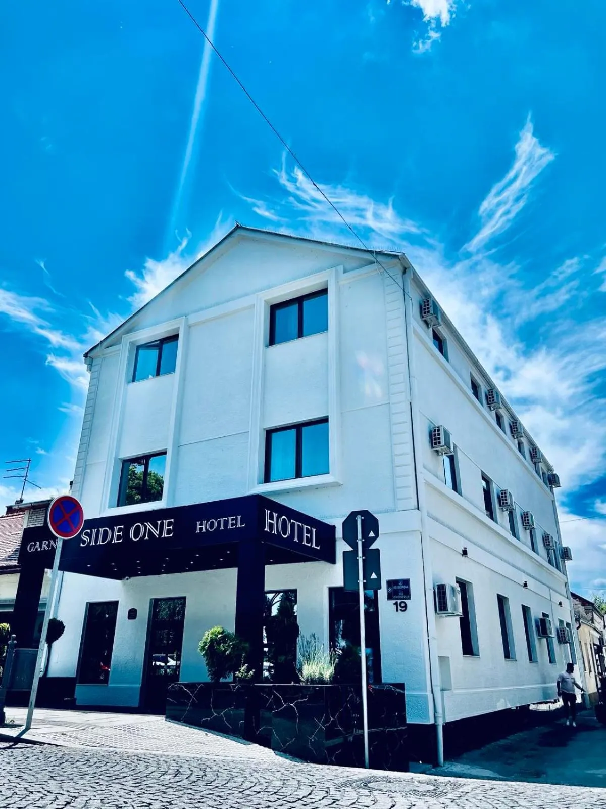 Side One Design Hotel Garni