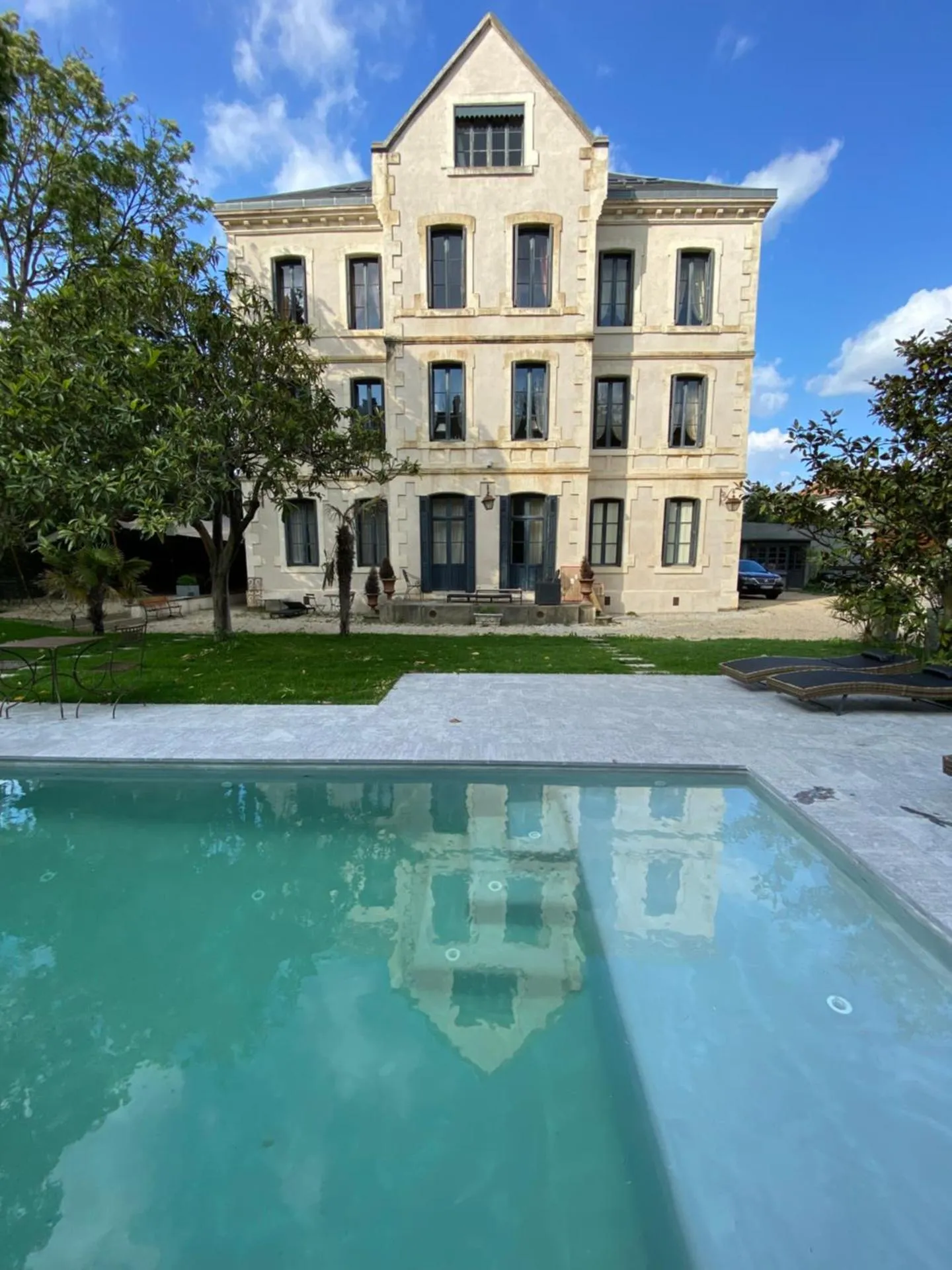 Demeure Saint Louis, Cité 10mn à pieds, PARKING Privé, BORNES 7,2 KW, PISCINE, FULL WIFI