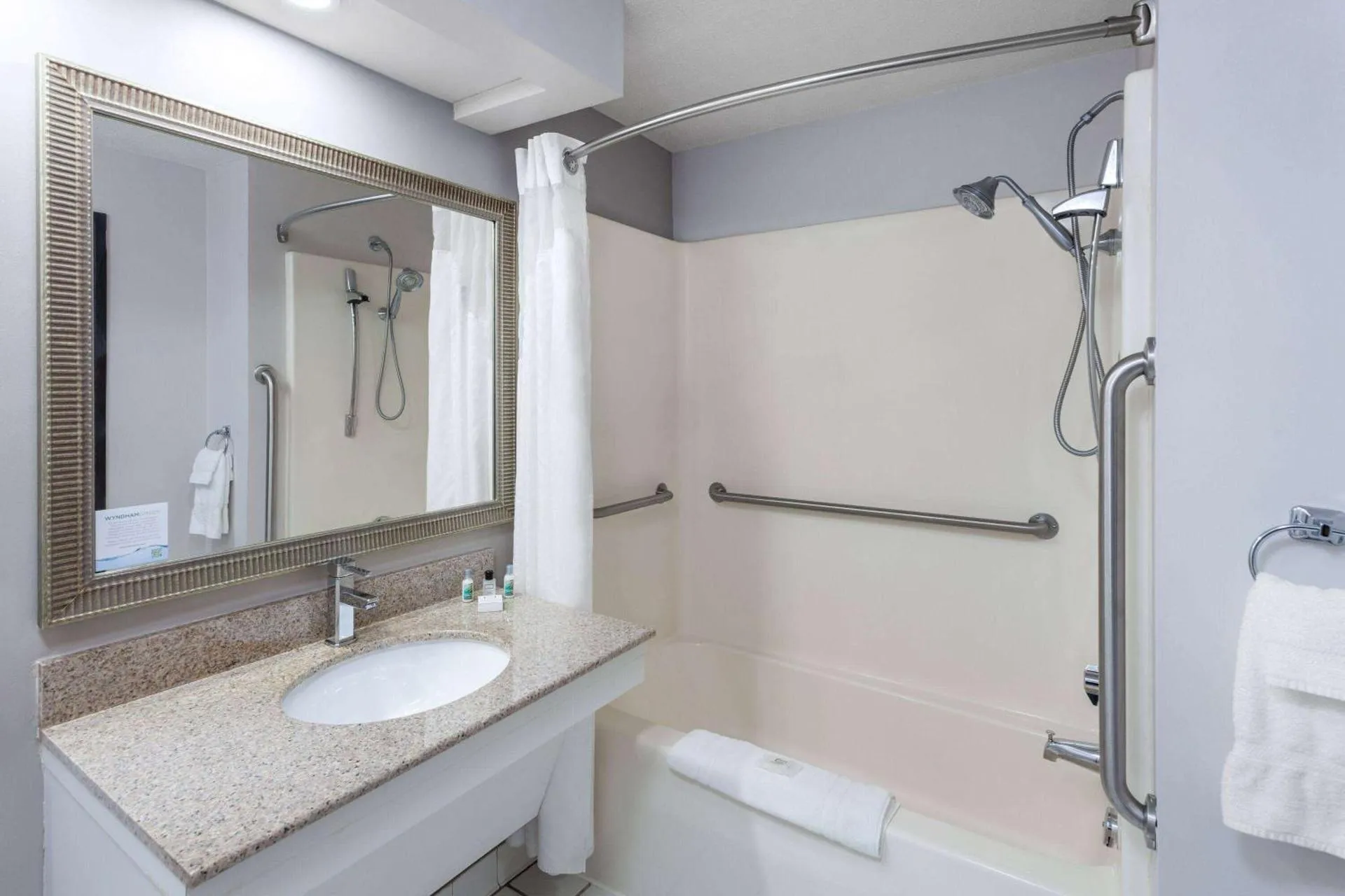 Dog Friendly Hotel $Pella - $GrandStay Hotel & Suites Pella