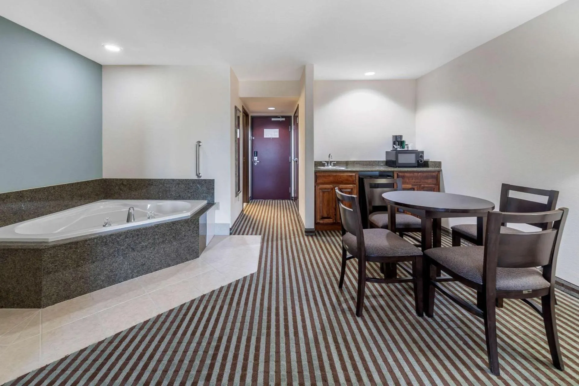 Dog Friendly Hotel $Perry - $Comfort Inn & Suites Perry I-35
