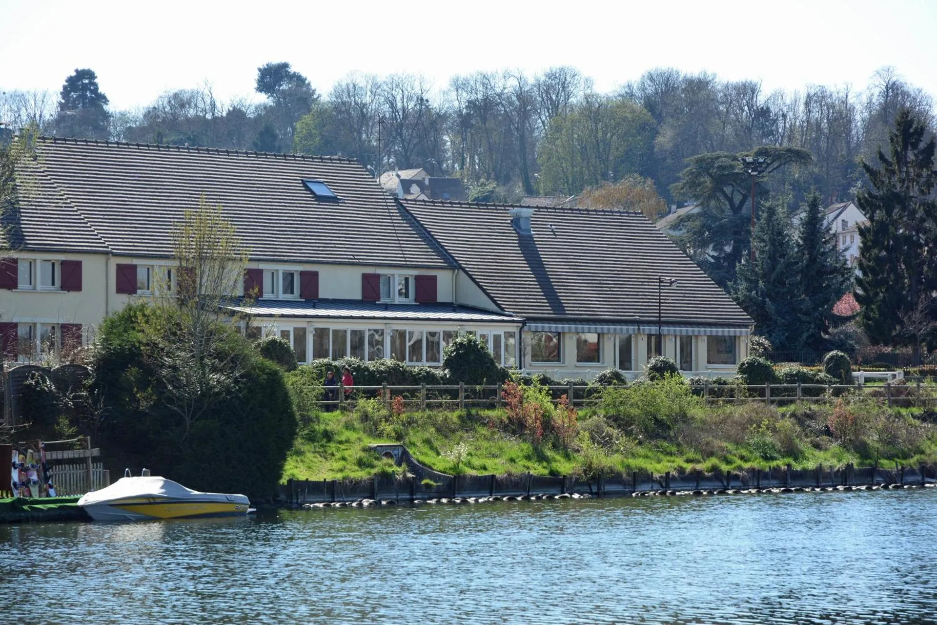 Dog Friendly Hotel $Viry-Châtillon - $Logis Hotel Restaurant des Lacs Paris Sud