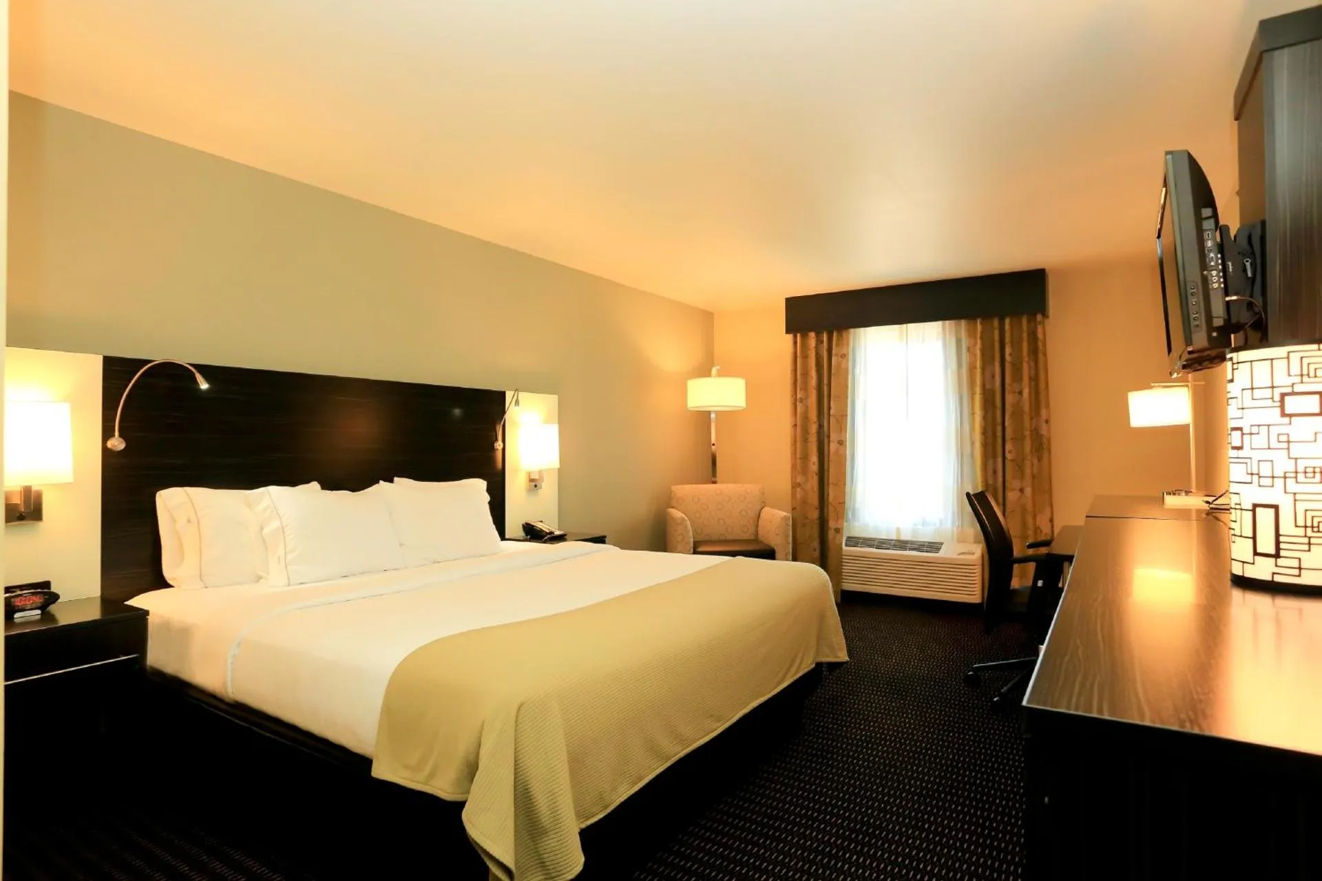 Holiday Inn Express & Suites Marion Northeast, an IHG Hotel