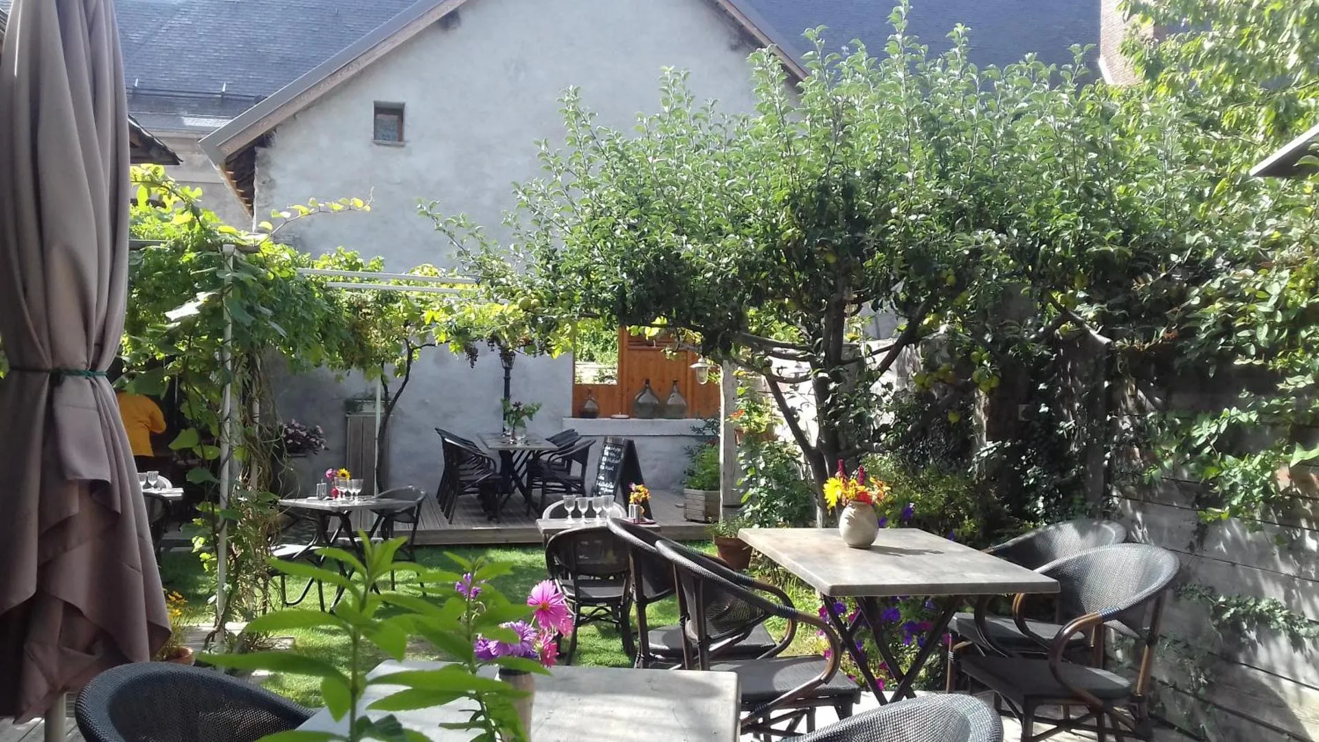 Dog Friendly Bed and breakfast $Mont-Dauphin - $Le Galet "Chez Jacquie et Fifi"