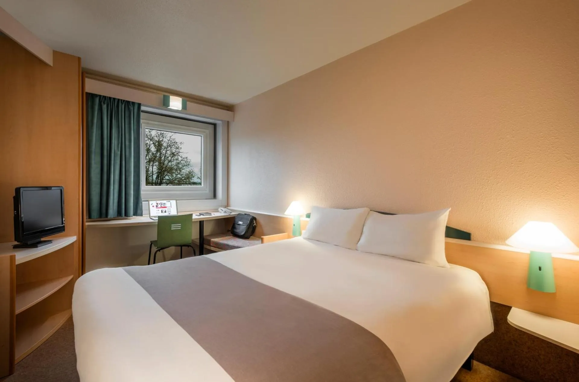 Dog Friendly Hotel $Pantin - $ibis Paris Pantin Eglise