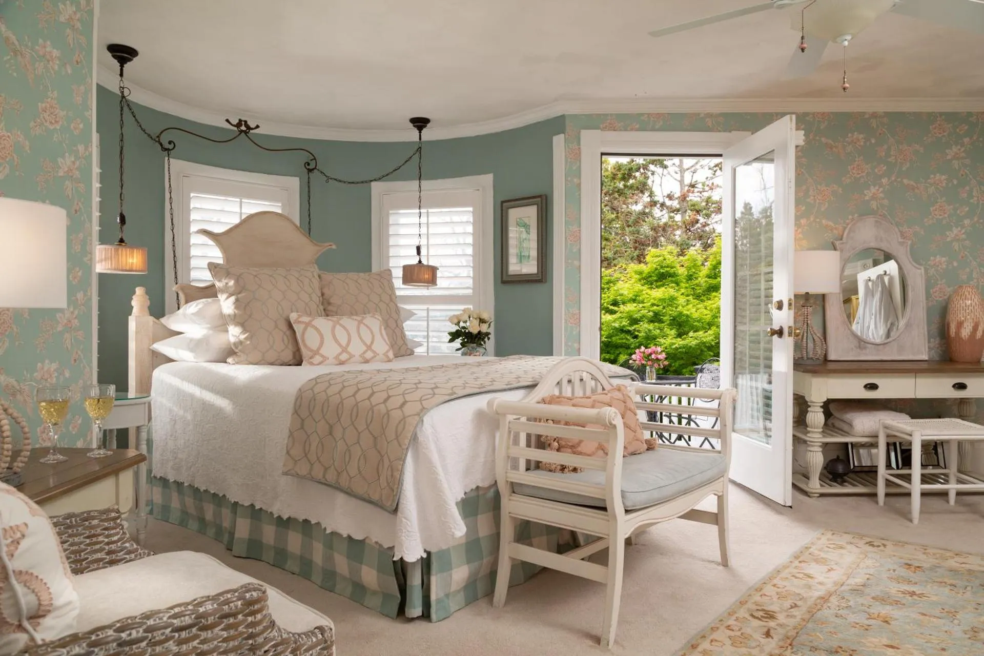 Dog Friendly Bed and breakfast $Manteo - $White Doe Inn Bed & Breakfast