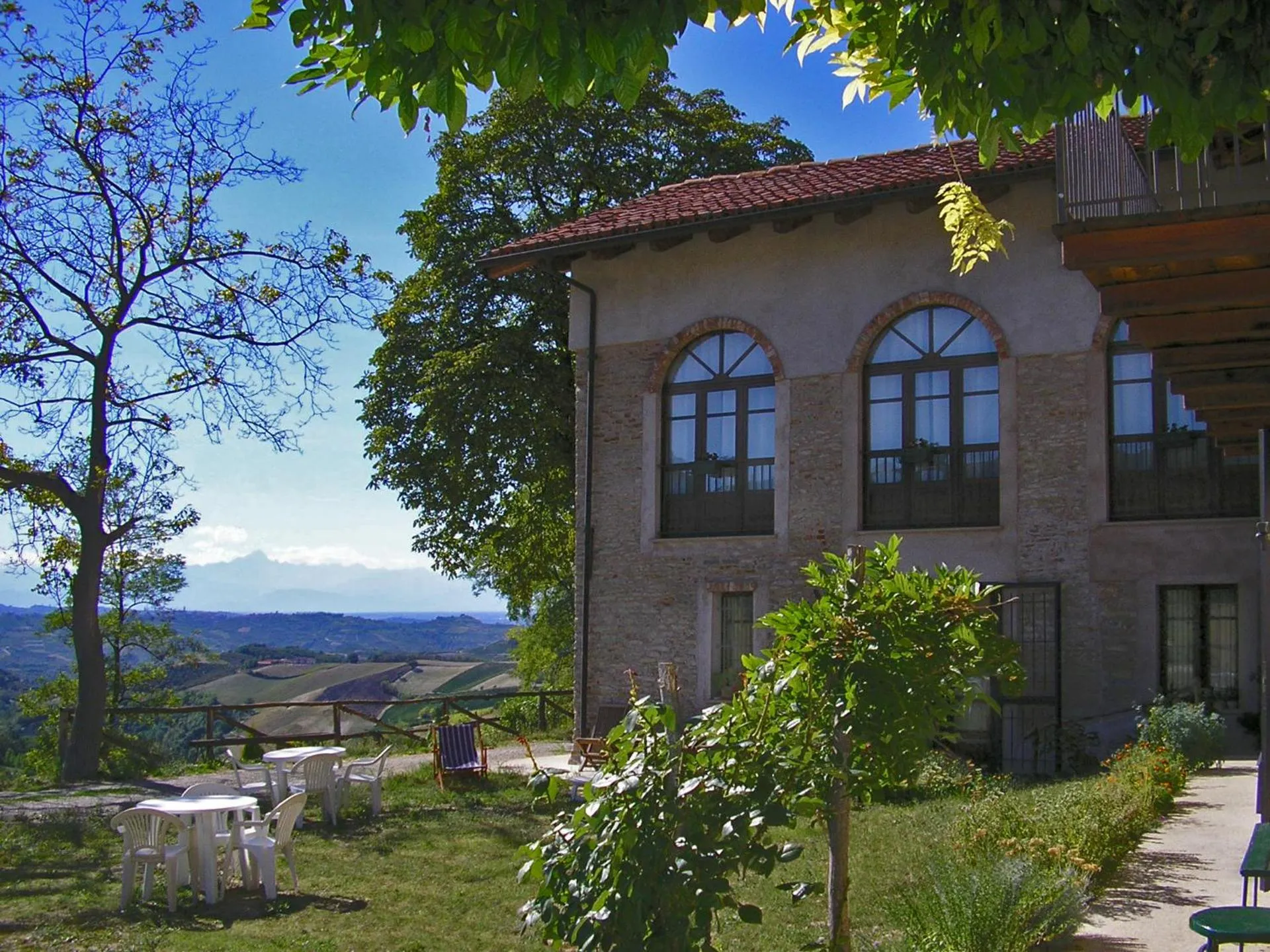 Dog Friendly Bed and breakfast $Trezzo Tinella - $Casa Branzele