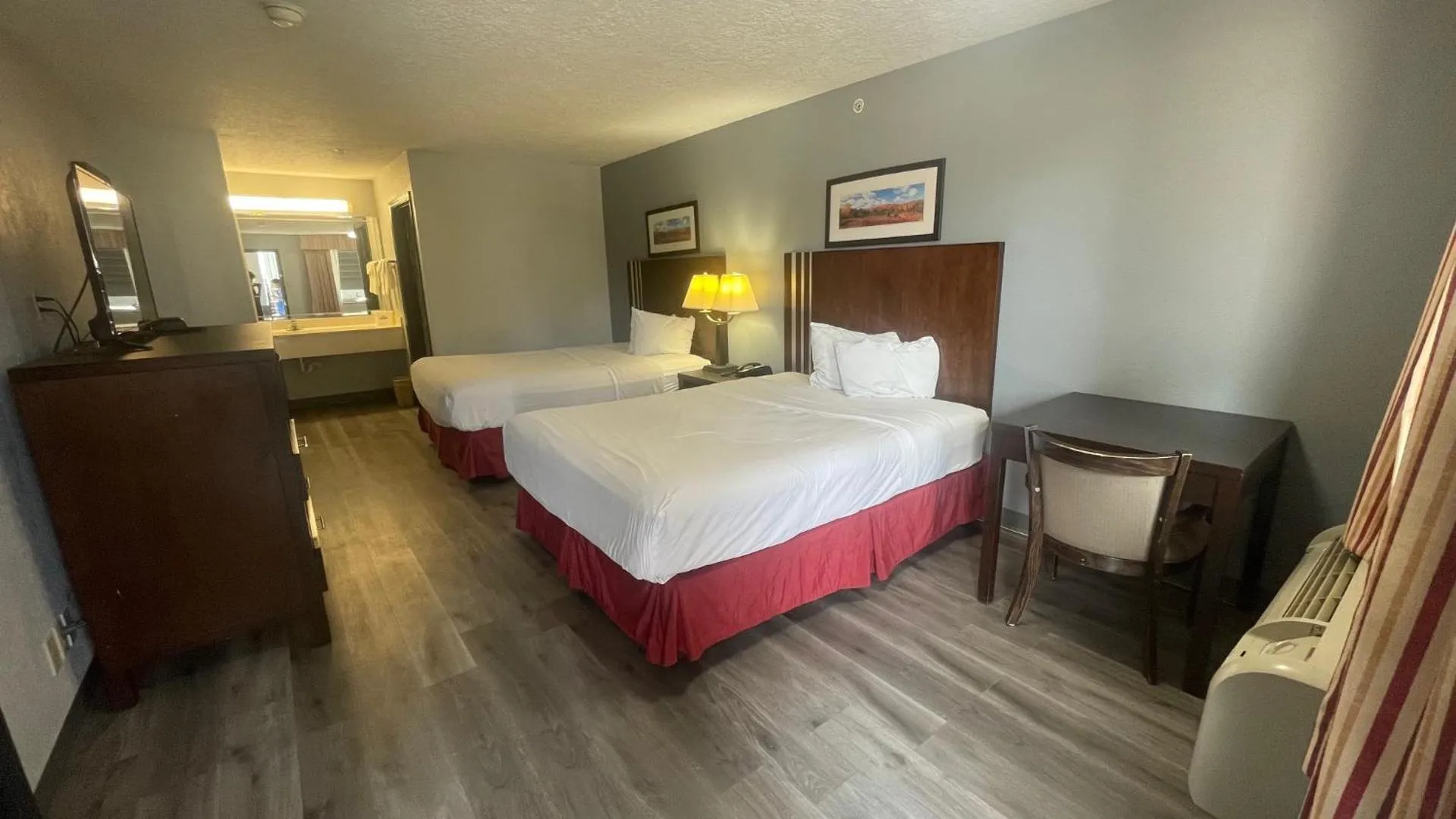 Dog Friendly Hotel $Winnie - $Days Inn & Suites by Wyndham Winnie