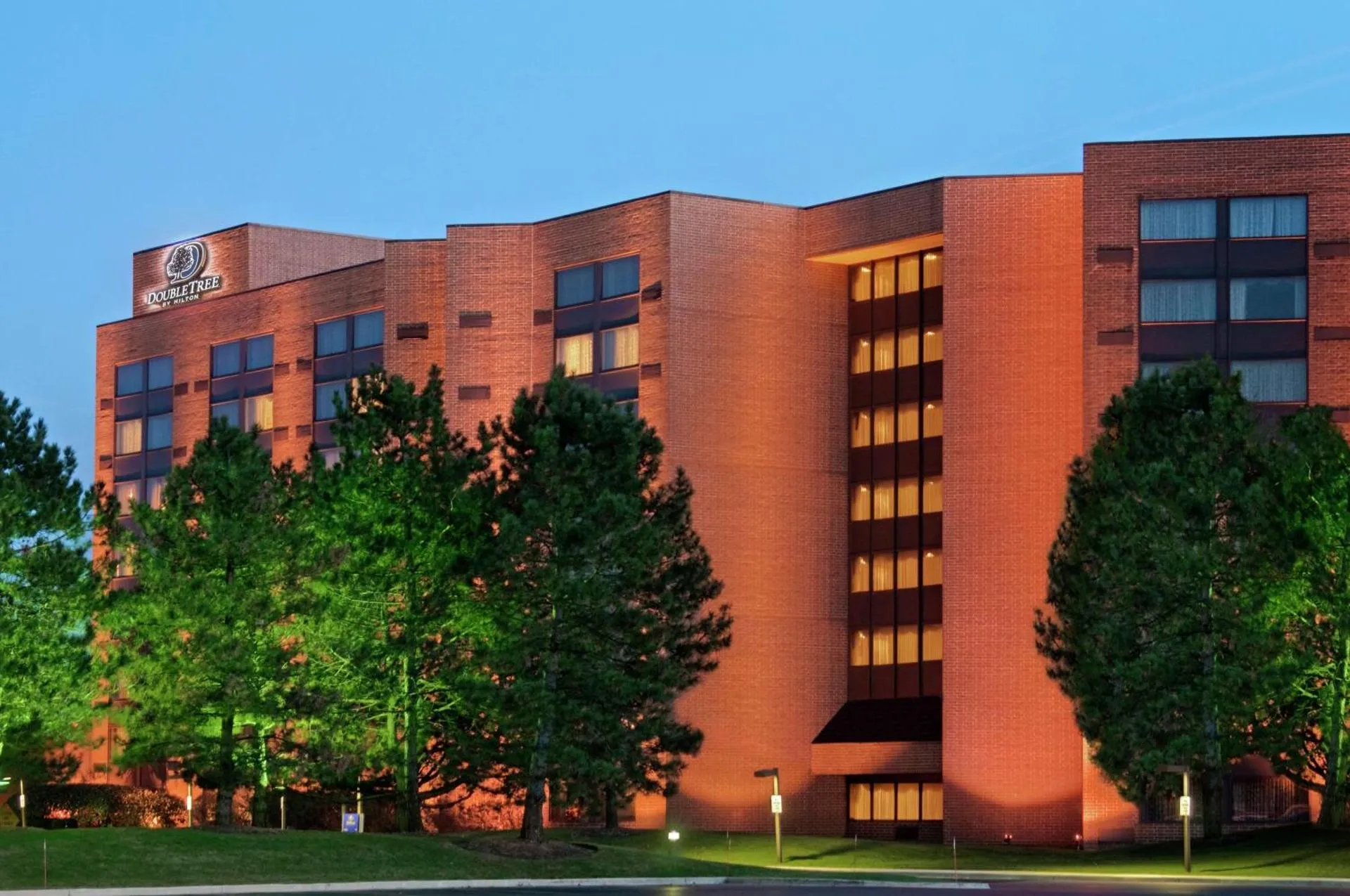 Dog Friendly Hotel $Lisle - $DoubleTree by Hilton Lisle Naperville