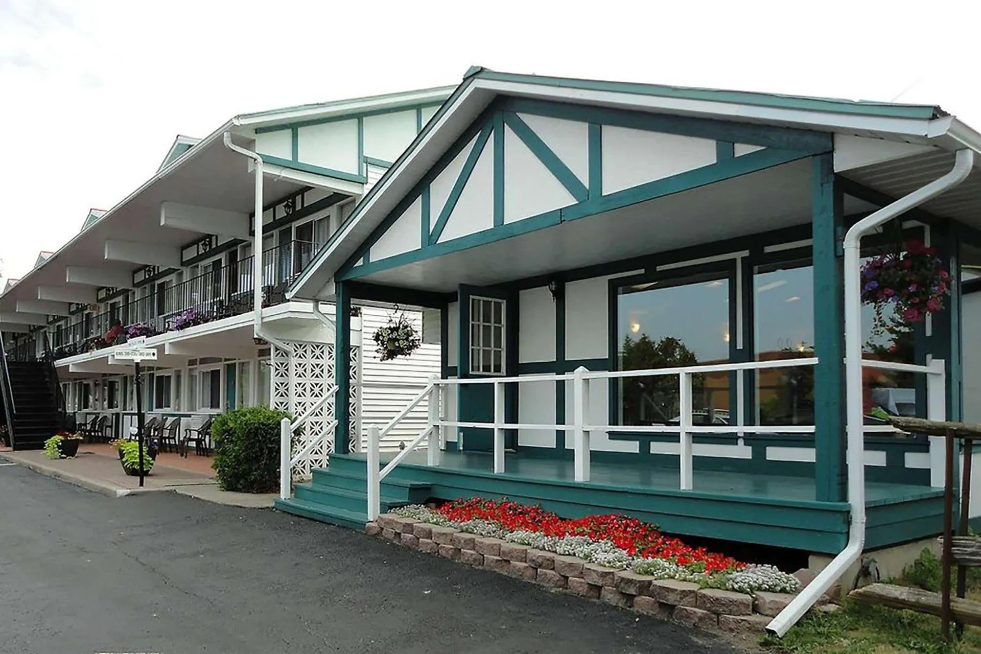 Dog Friendly Hotel $Gananoque - $Super 8 by Wyndham Gananoque - Country Squire Resort