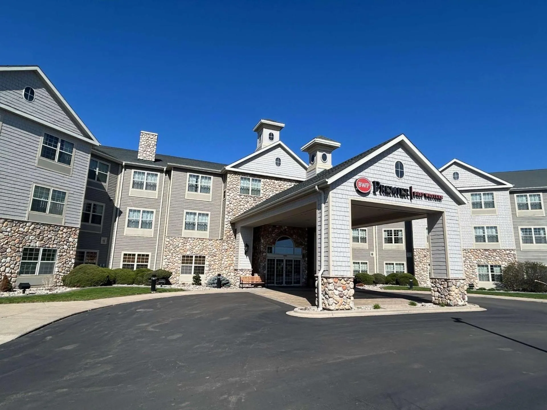 Dog Friendly Hotel $Neenah - $Best Western Premier Bridgewood Hotel Resort