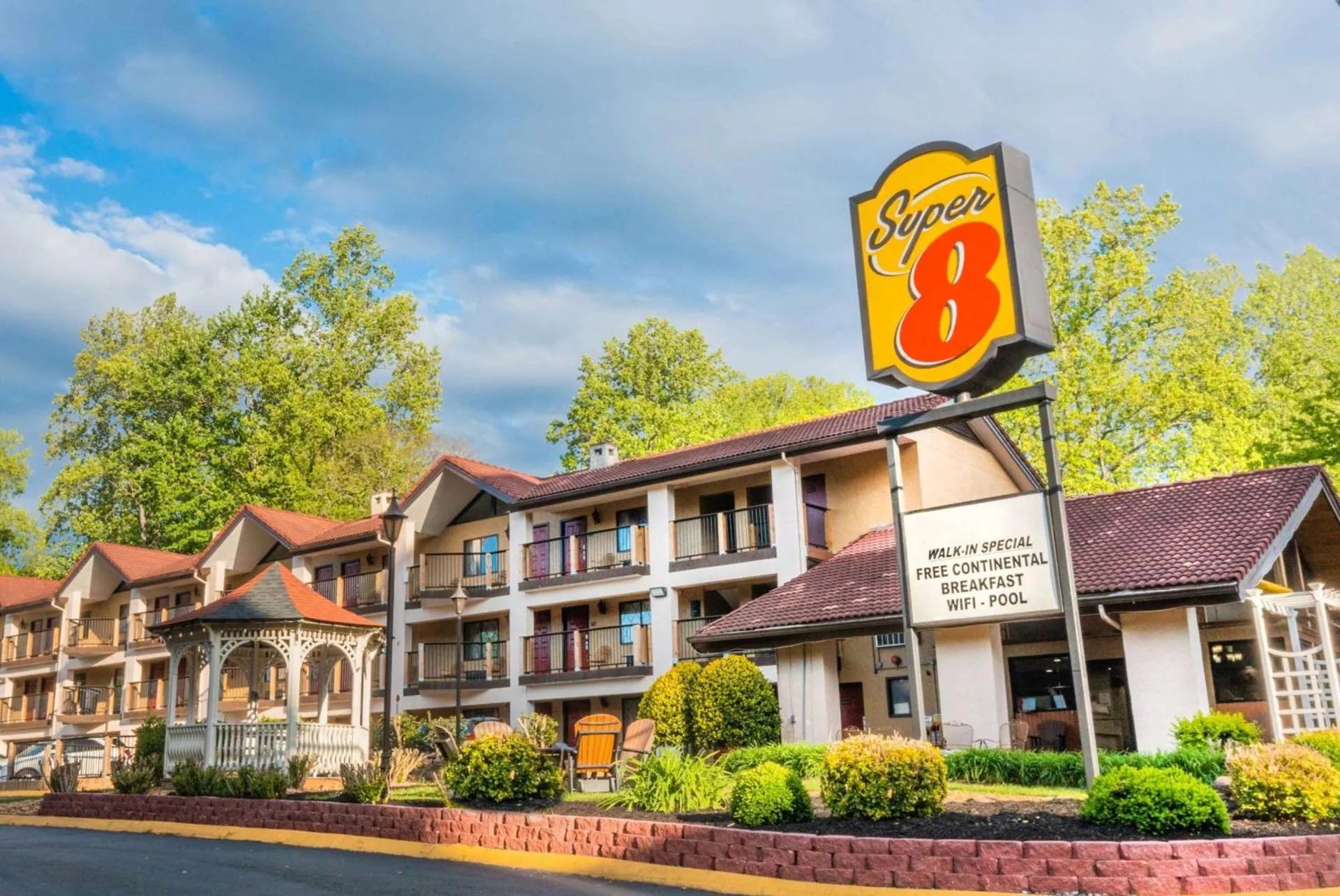 Dog Friendly Hotel $Gatlinburg - $Super 8 by Wyndham Downtown Gatlinburg at Convention Center