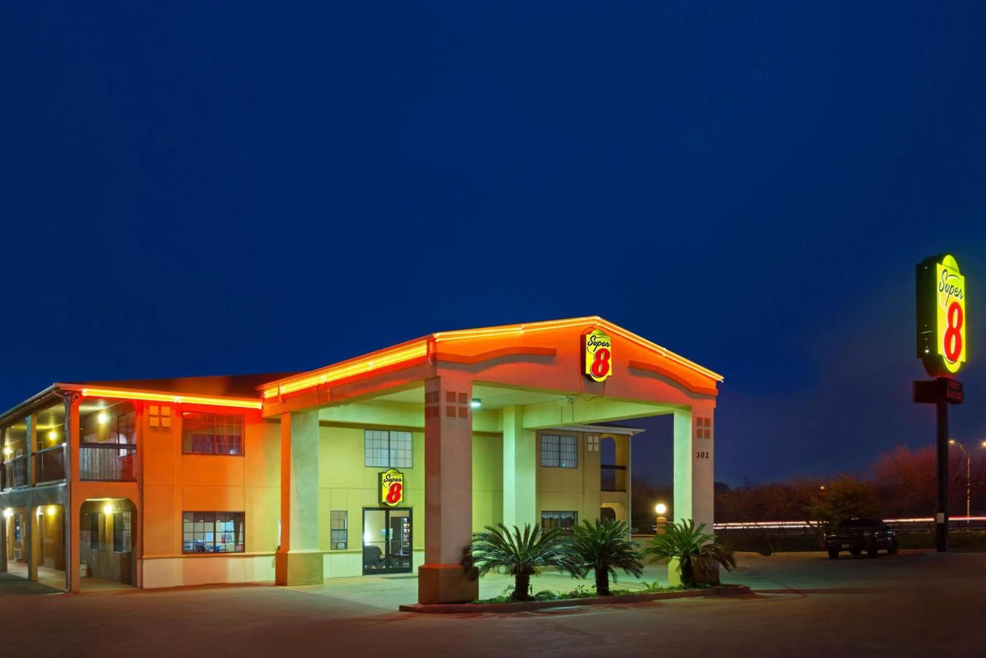 Dog Friendly Hotel $San Antonio - $Super 8 by Wyndham San Antonio/Riverwalk Area
